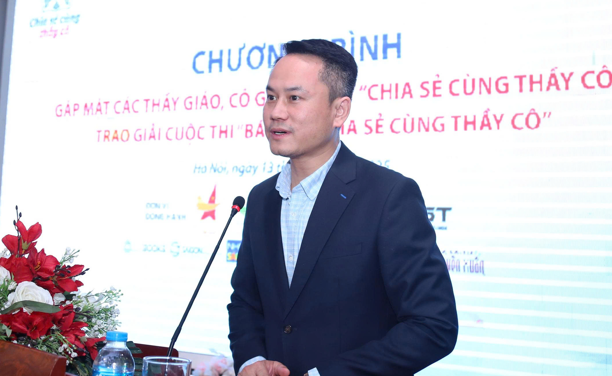 Mỗi đại biểu chương trình 'Chia sẻ cùng thầy cô' nhận sổ tiết kiệm 10 triệu đồng - Ảnh 1.