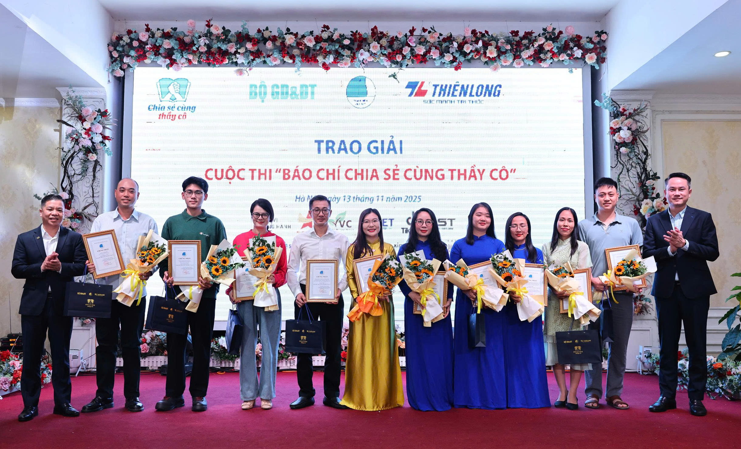 Mỗi đại biểu chương trình 'Chia sẻ cùng thầy cô' nhận sổ tiết kiệm 10 triệu đồng - Ảnh 3.