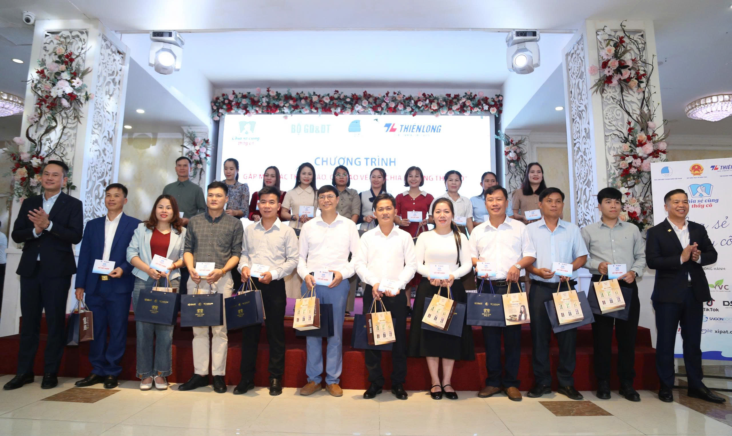 Mỗi đại biểu chương trình 'Chia sẻ cùng thầy cô' nhận sổ tiết kiệm 10 triệu đồng - Ảnh 2.