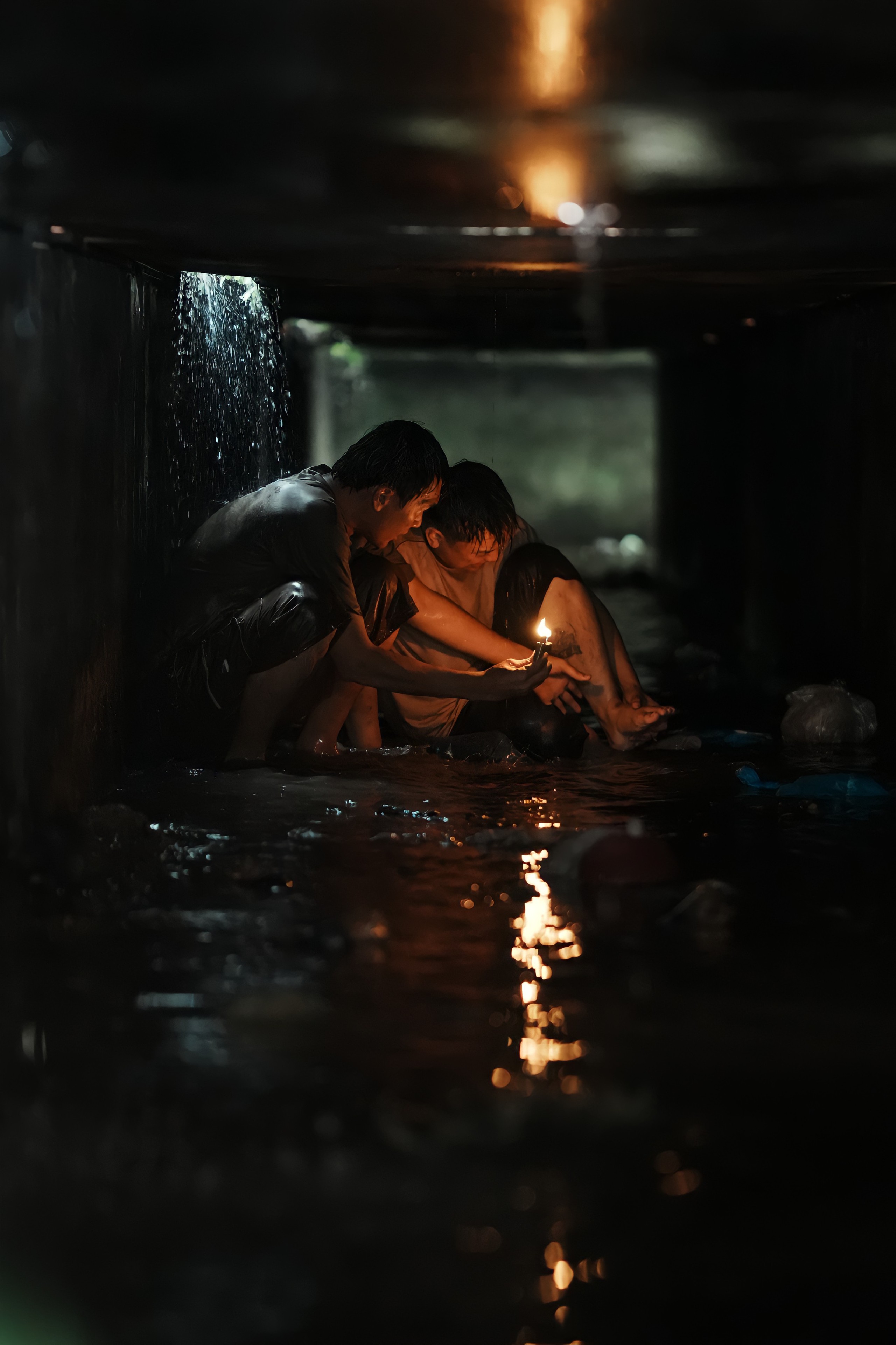 Hoài Lâm tái xuất điện ảnh, ngâm mình trong nước cống quay phim - Ảnh 2.