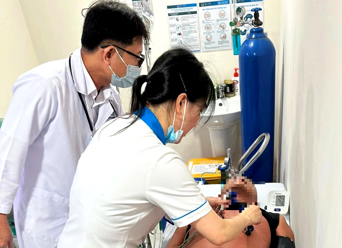 Xe ôm chở người đàn ông ở TP.HCM đi cấp cứu do sốc phản vệ thuốc- Ảnh 1.