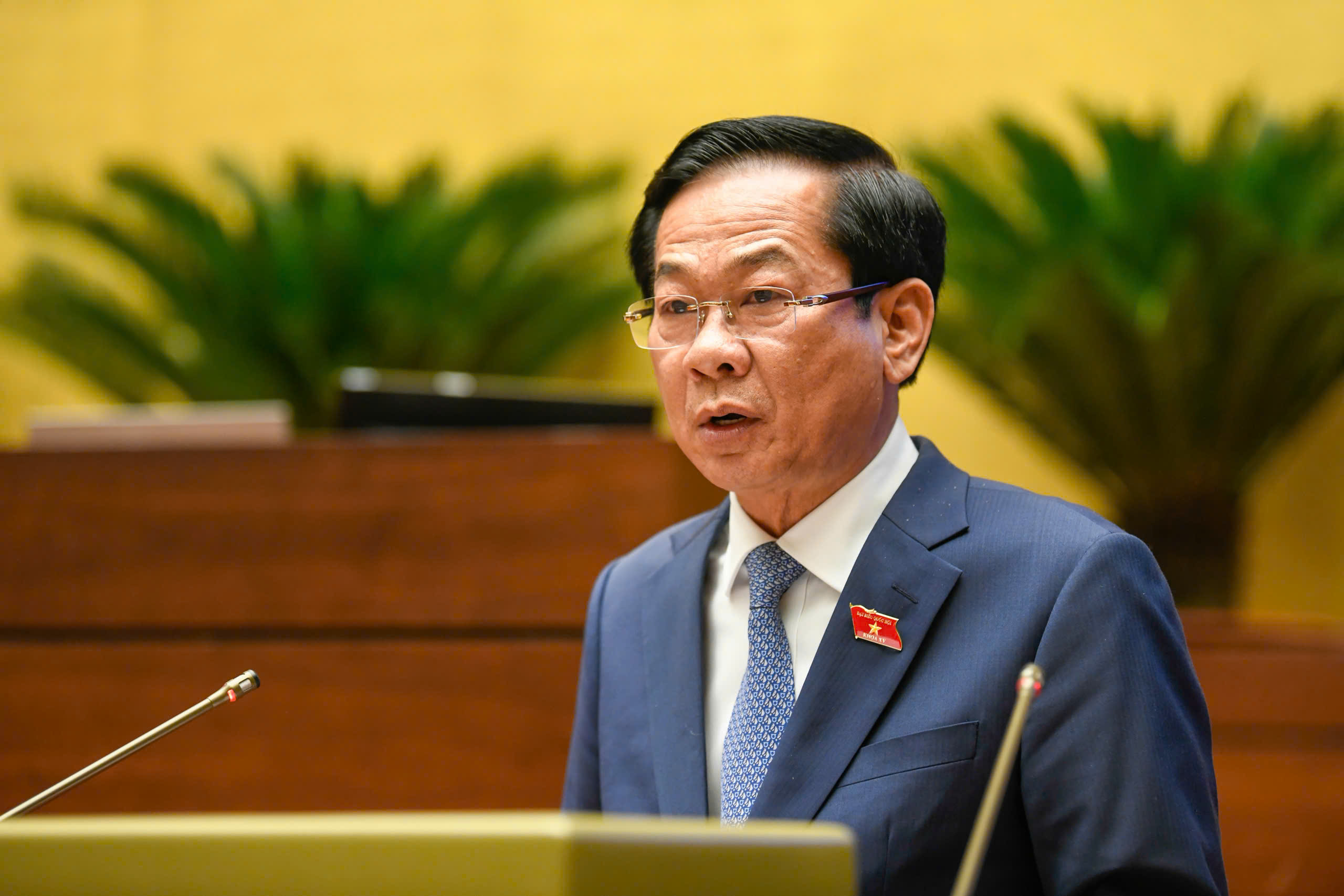 Đại biểu tranh luận cho viên chức 'chân trong chân ngoài', Bộ trưởng Nội vụ nói gì? - Ảnh 2.