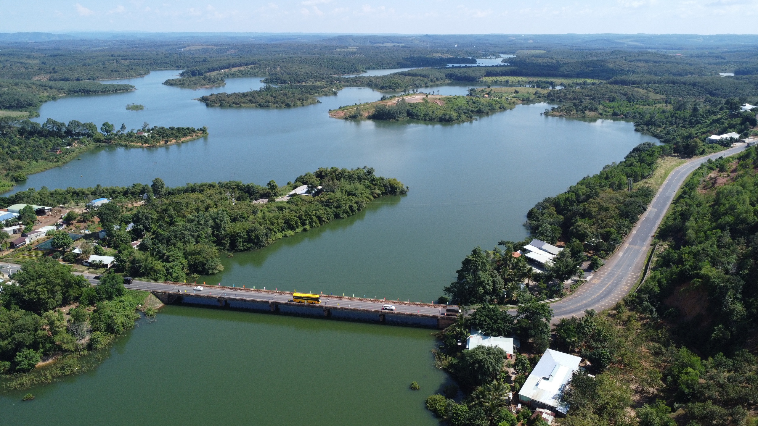 Lật thuyền trên hồ thủy điện Thác Mơ, 1 người mất tích- Ảnh 1. Lật thuyền trên hồ thủy điện Thác Mơ, 1 người mất tích- Ảnh 1.