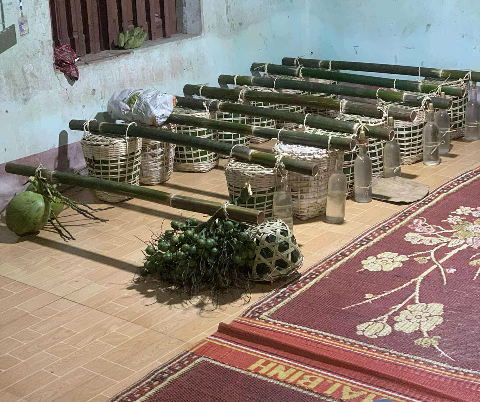 Nhà trai gánh giỏ cau, gà, cá, dừa… sang nhà gái hỏi cưới: Sính lễ đặc biệt - Ảnh 3.