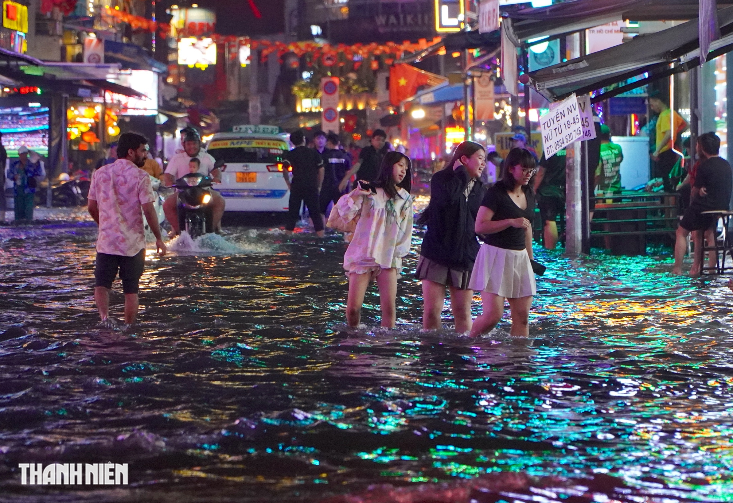 Vì sao đường Bùi Viện, Phạm Ngũ Lão ở TP.HCM bị ngập khi mưa lớn? - Ảnh 2.