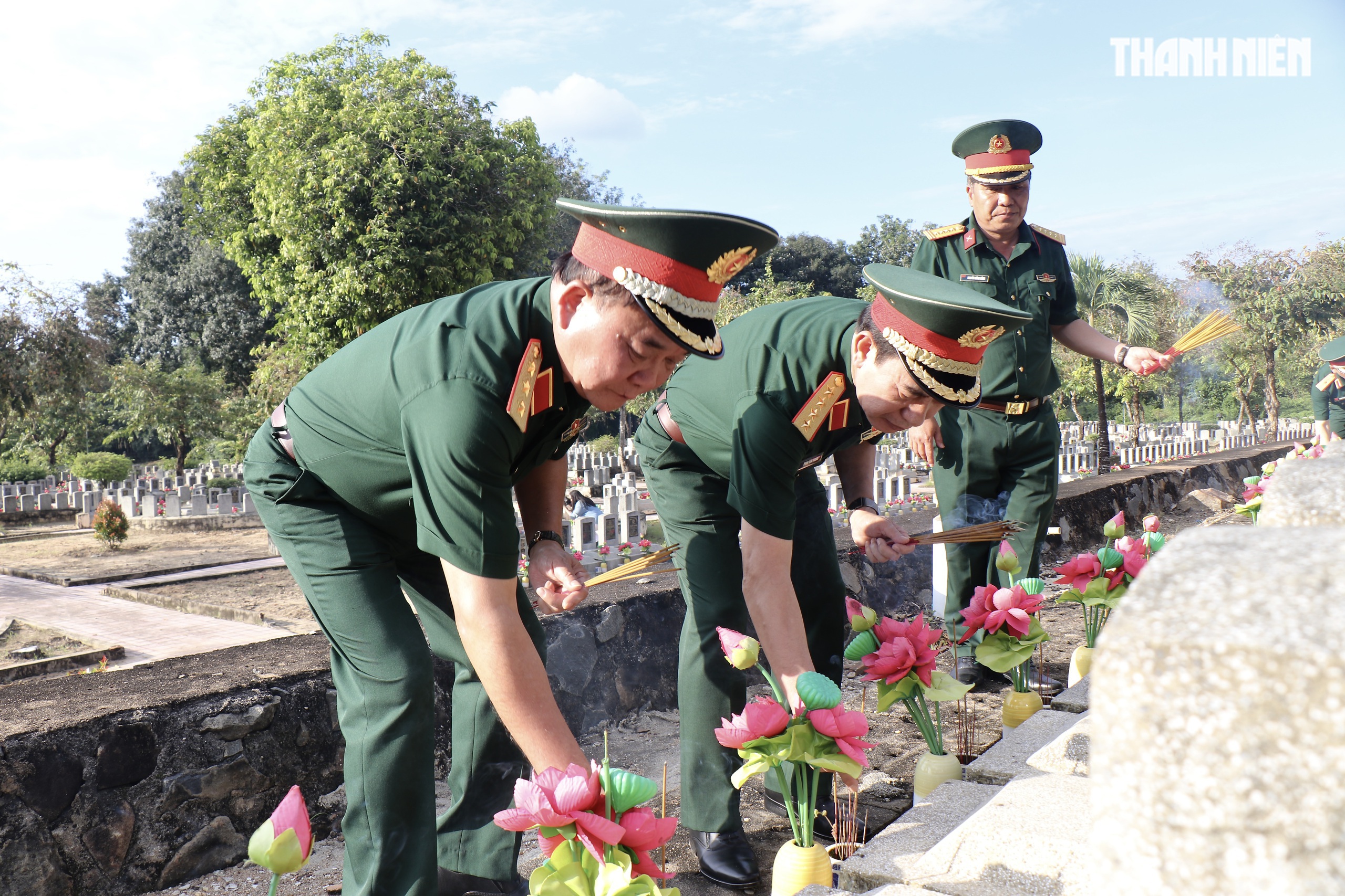 Quân ủy Trung ương - Bộ Quốc phòng dâng hương Nghĩa trang liệt sĩ Đồi 82- Ảnh 4. Quân ủy Trung ương - Bộ Quốc phòng dâng hương Nghĩa trang liệt sĩ Đồi 82- Ảnh 4.