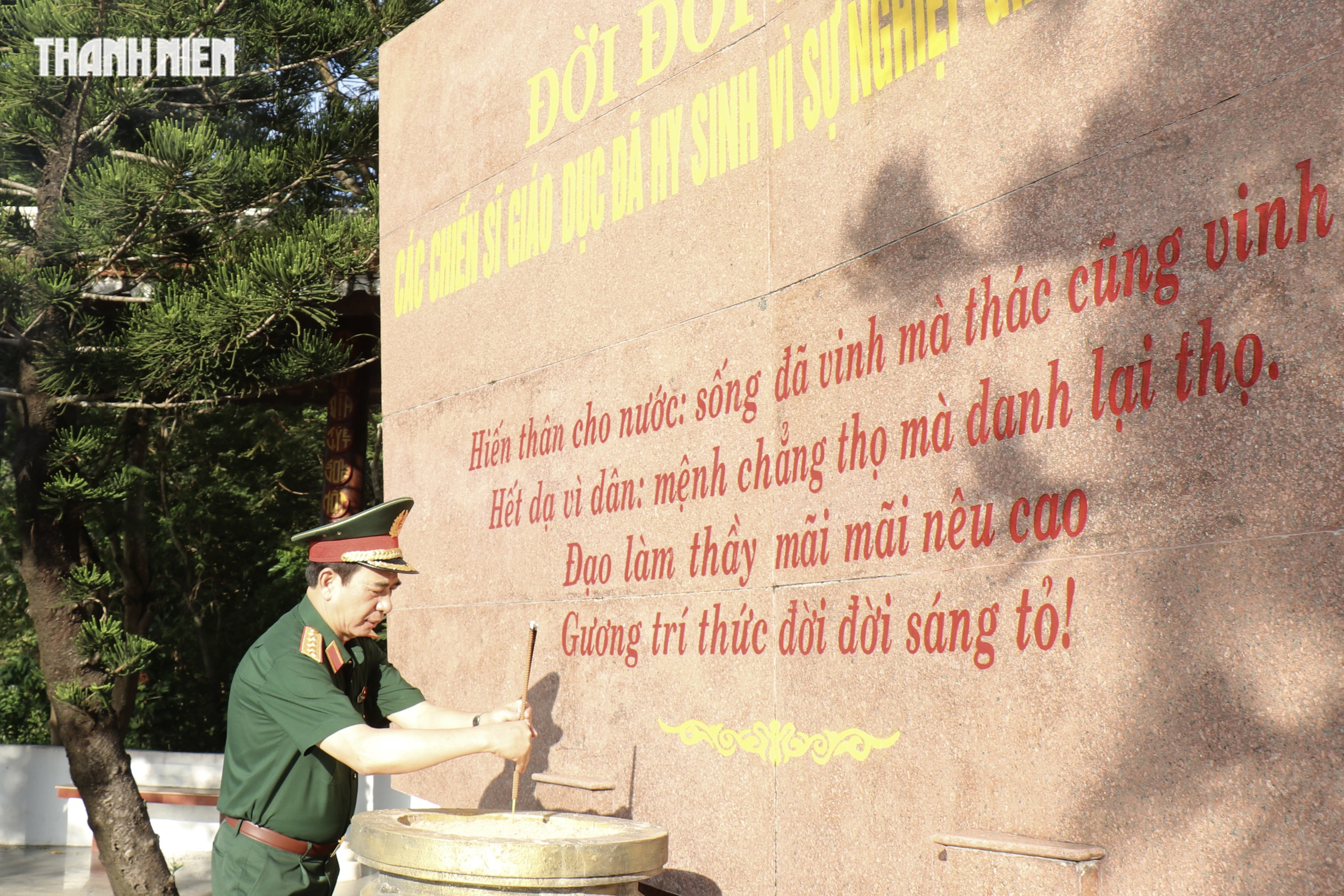 Quân ủy Trung ương - Bộ Quốc phòng dâng hương Nghĩa trang liệt sĩ Đồi 82- Ảnh 3. Quân ủy Trung ương - Bộ Quốc phòng dâng hương Nghĩa trang liệt sĩ Đồi 82- Ảnh 3.