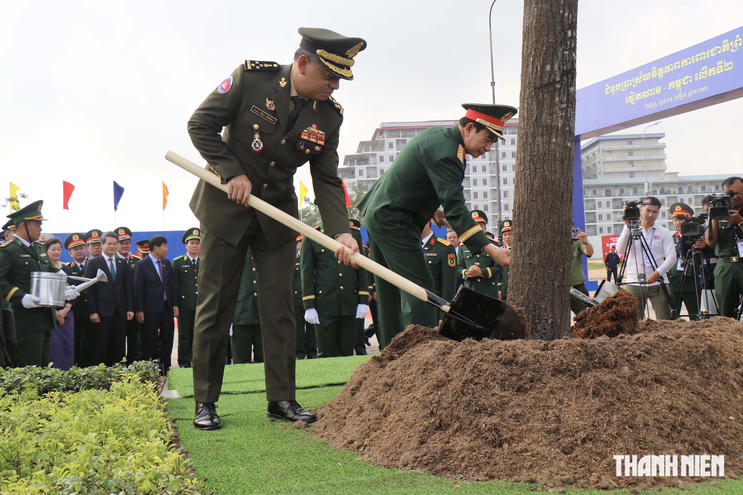 Giao lưu hữu nghị quốc phòng biên giới Việt Nam - Campuchia - Ảnh 2.