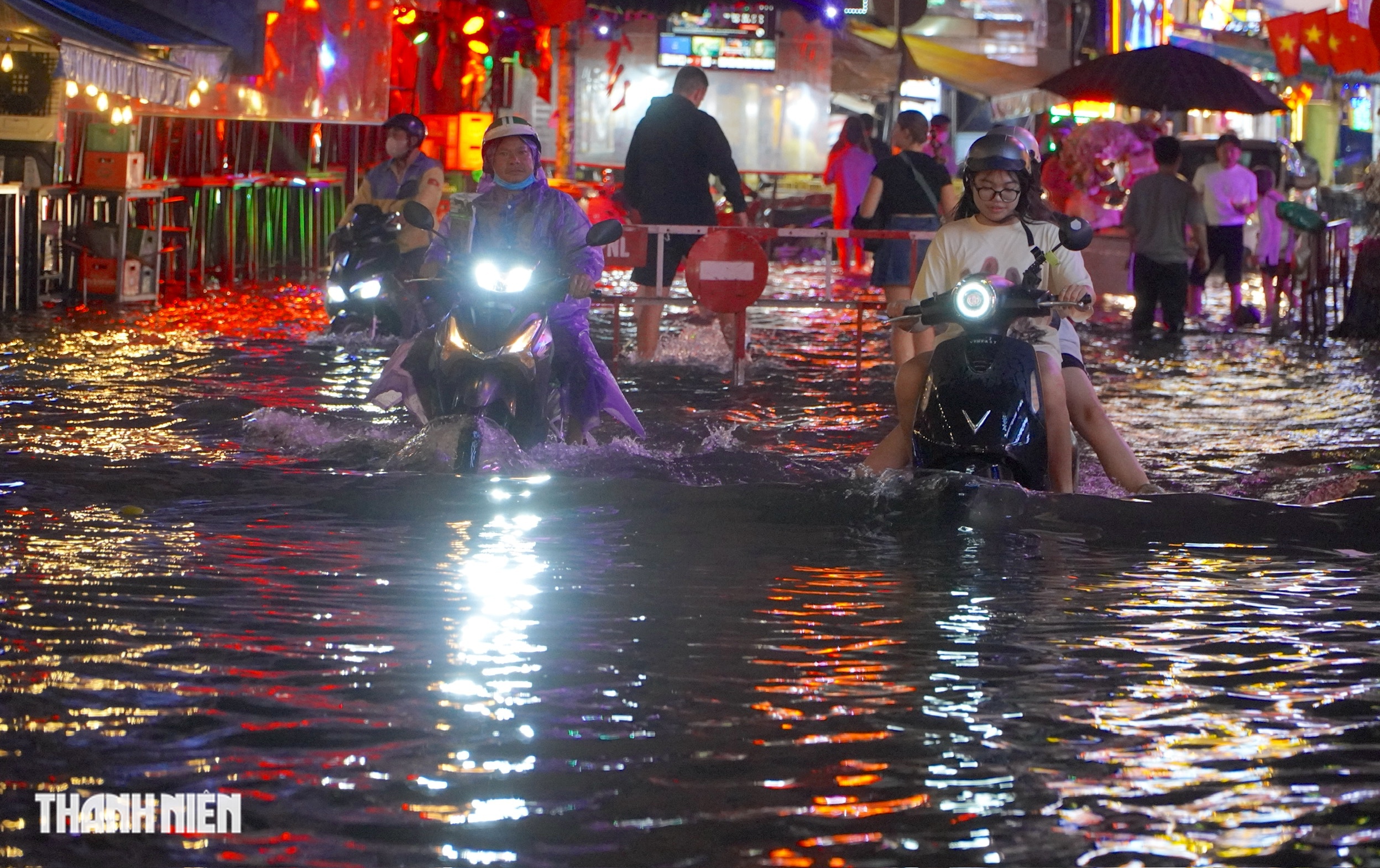 Vì sao đường Bùi Viện, Phạm Ngũ Lão ở TP.HCM bị ngập khi mưa lớn? - Ảnh 1.