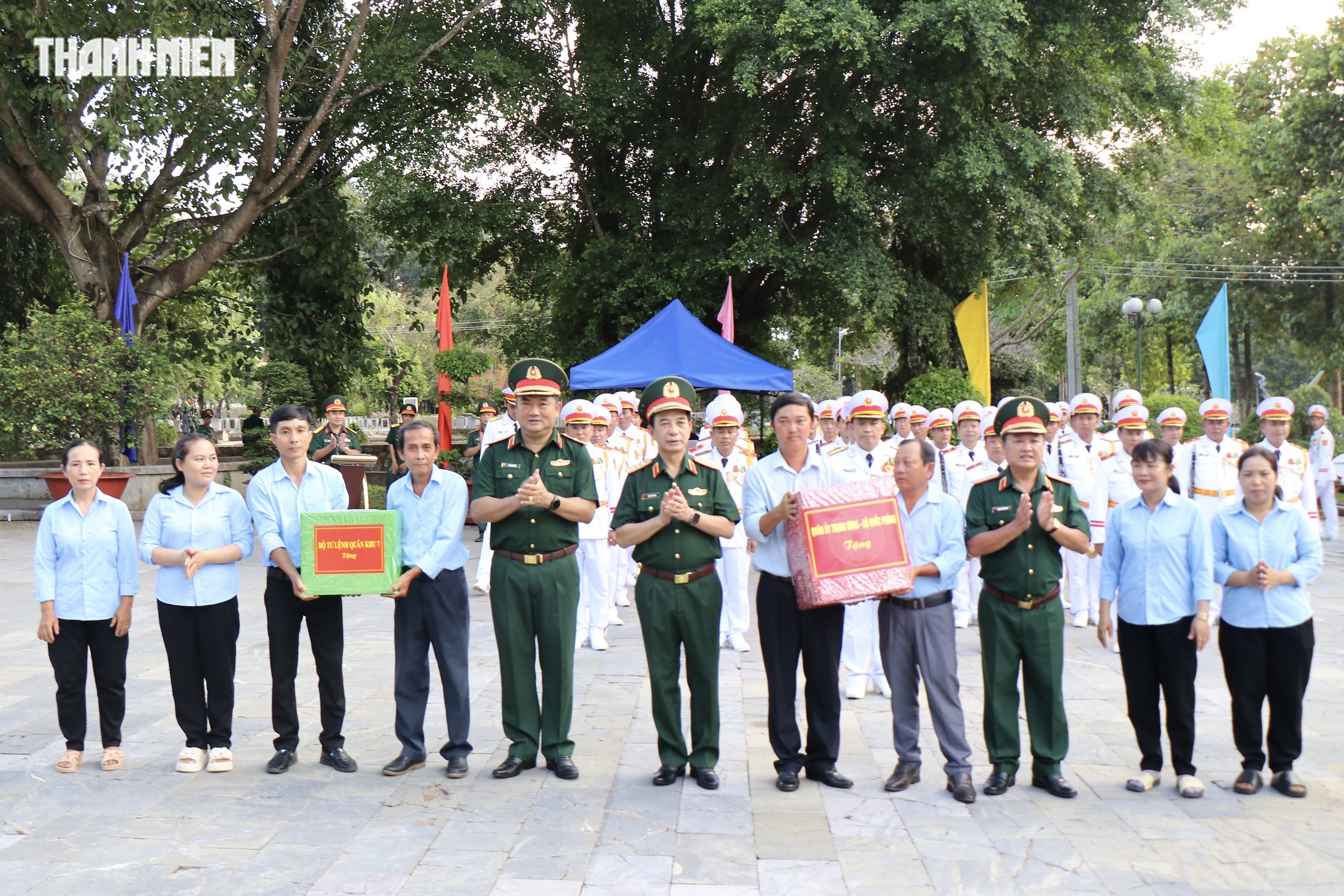 Quân ủy Trung ương - Bộ Quốc phòng dâng hương Nghĩa trang liệt sĩ Đồi 82- Ảnh 6. Quân ủy Trung ương - Bộ Quốc phòng dâng hương Nghĩa trang liệt sĩ Đồi 82- Ảnh 6.