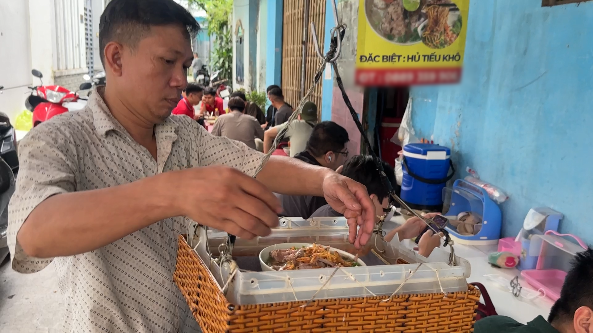 Quán hủ tiếu ‘thả dây’ ở TP.HCM gây sốt bởi cách phục vụ độc lạ- Ảnh 1. Quán hủ tiếu ‘thả dây’ ở TP.HCM gây sốt bởi cách phục vụ độc lạ- Ảnh 1.