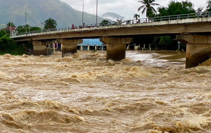  Dự báo không khí lạnh gây mưa lớn trên 700 mm ở 4 tỉnh miền Trung- Ảnh 1.