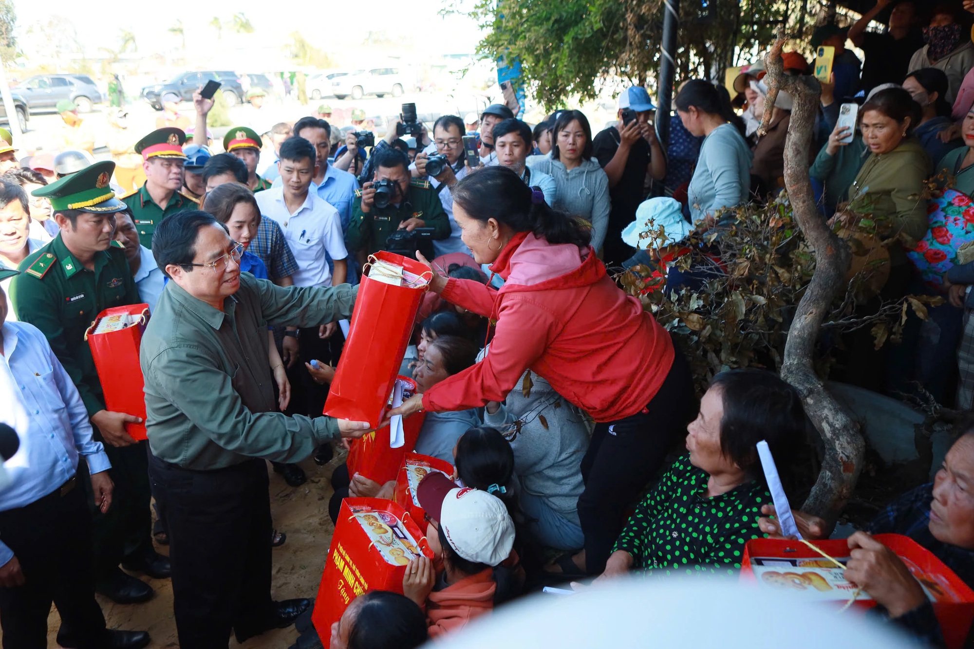 Ổn định đời sống người dân sau bão Kalmaegi: Thủ tướng chỉ đạo khắc phục nhanh chóng - Ảnh 1.