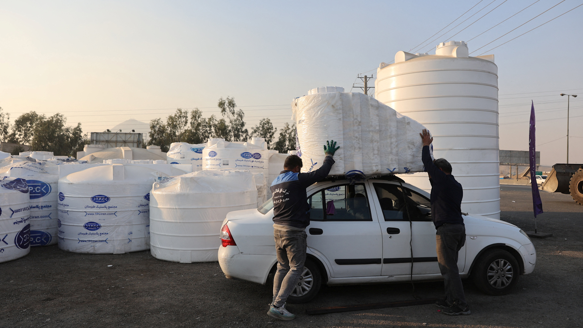 Tehran cạn nước giữa khủng hoảng trầm trọng tr&ecirc;n khắp Iran - Ảnh 1.