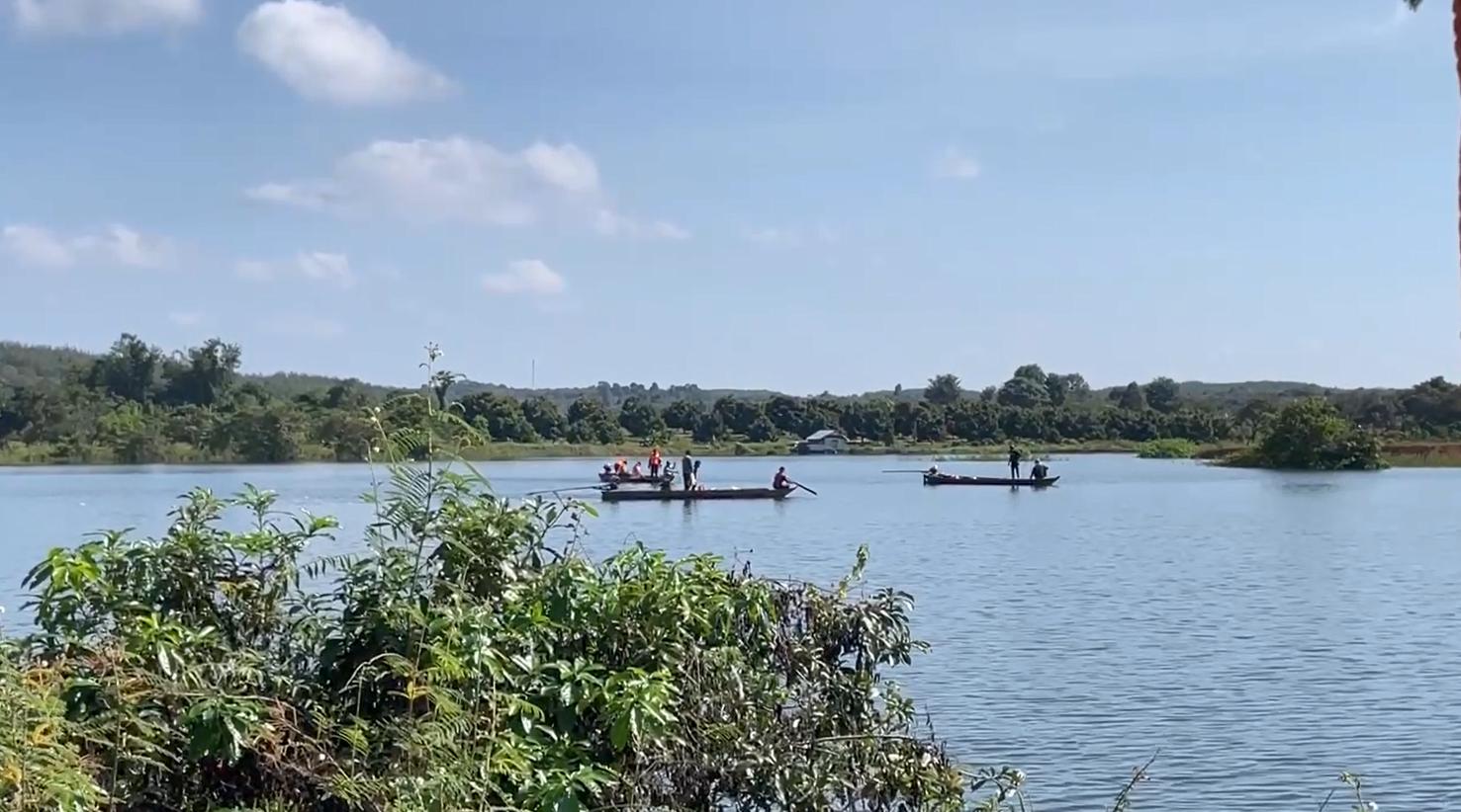 Lật thuyền trên hồ thủy điện Thác Mơ, 1 người mất tích- Ảnh 2. Lật thuyền trên hồ thủy điện Thác Mơ, 1 người mất tích- Ảnh 2.