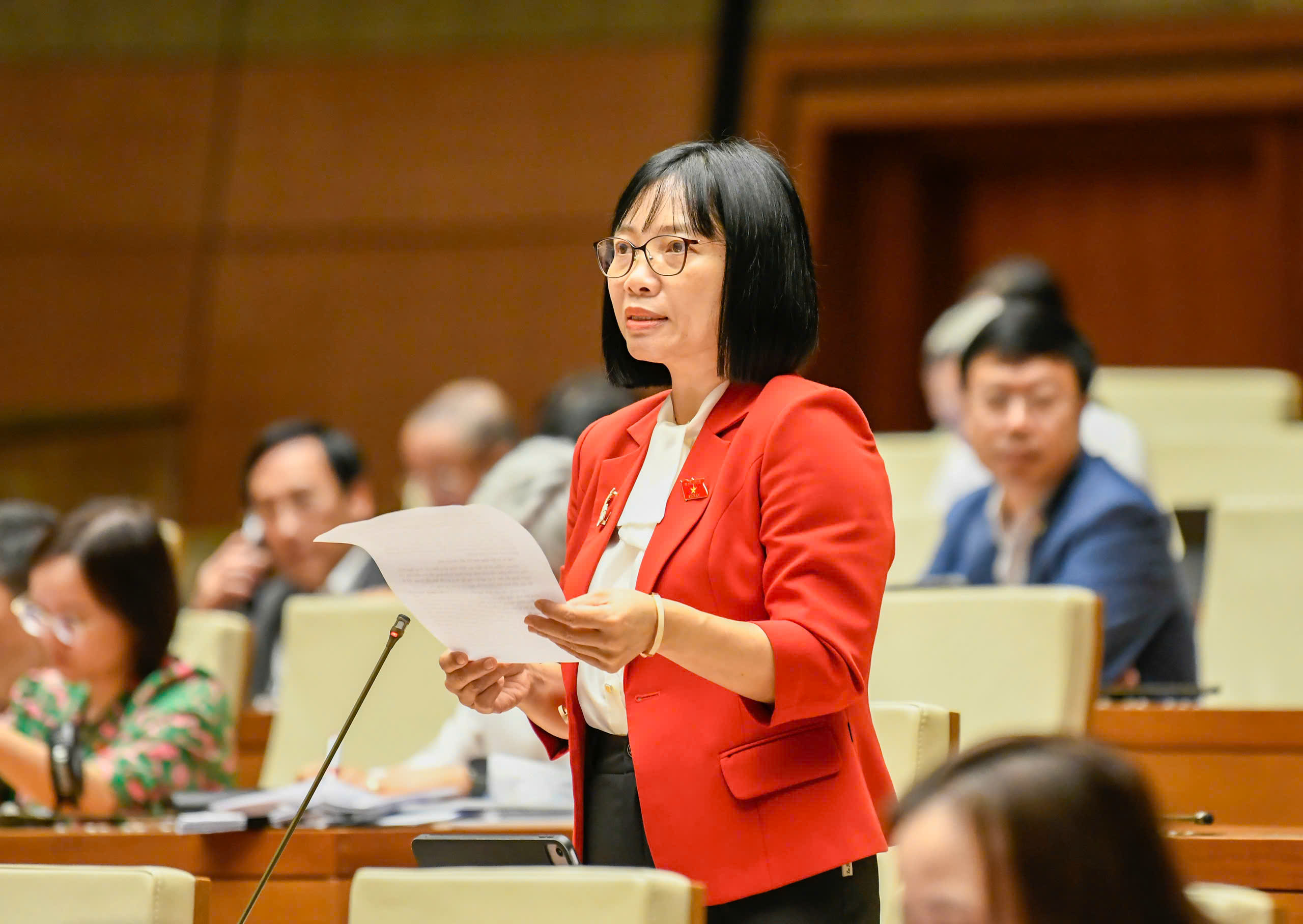 Đại biểu tranh luận cho viên chức 'chân trong chân ngoài', Bộ trưởng Nội vụ nói gì? - Ảnh 1.