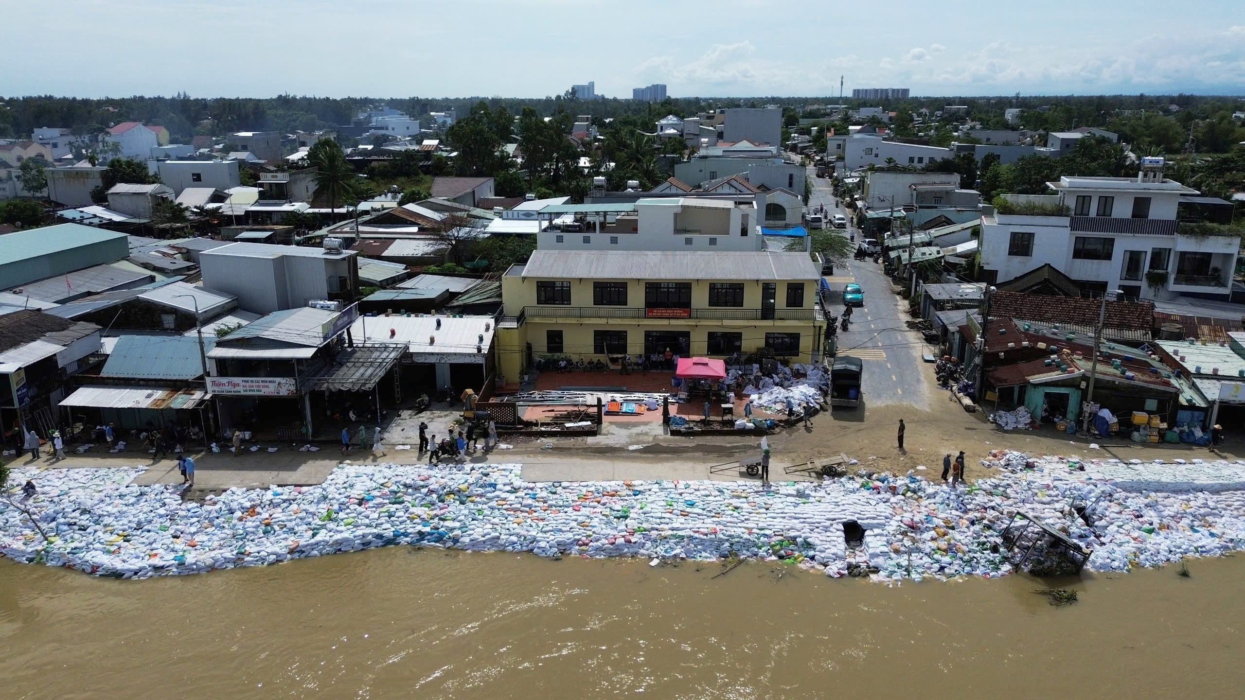 Đà Nẵng công bố tình huống khẩn cấp do sạt lở kè An Lương- Ảnh 1.