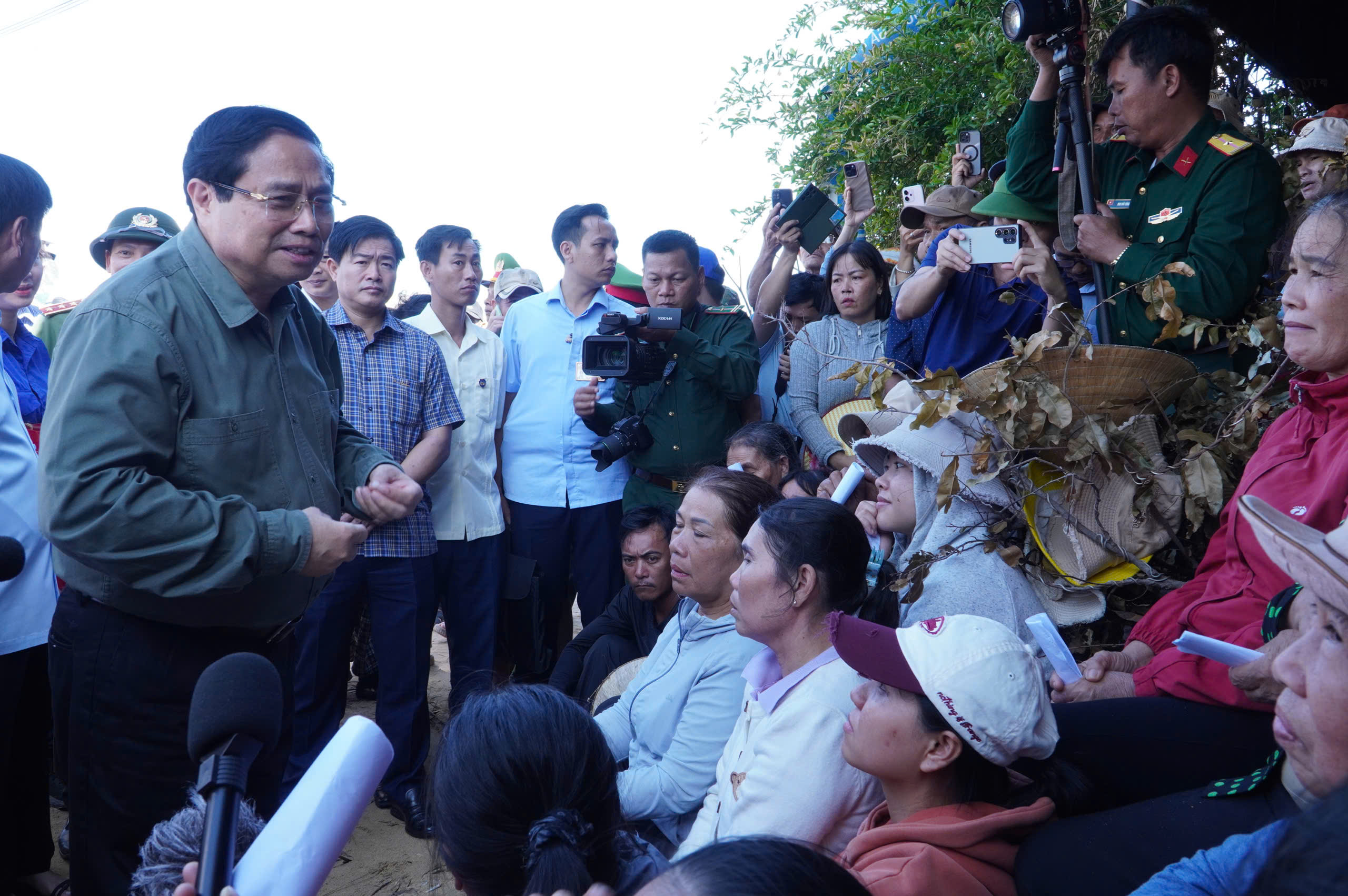 Thủ tướng Phạm Minh Chính thăm người dân làng chài mất nhà sau bão Kalmaegi  - Ảnh 3.