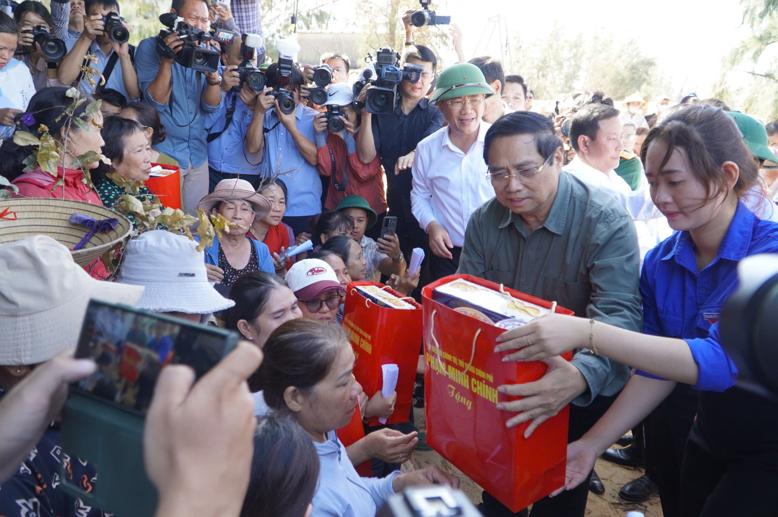 Thủ tướng Phạm Minh Chính thăm người dân làng chài mất nhà sau bão Kalmaegi  - Ảnh 4.