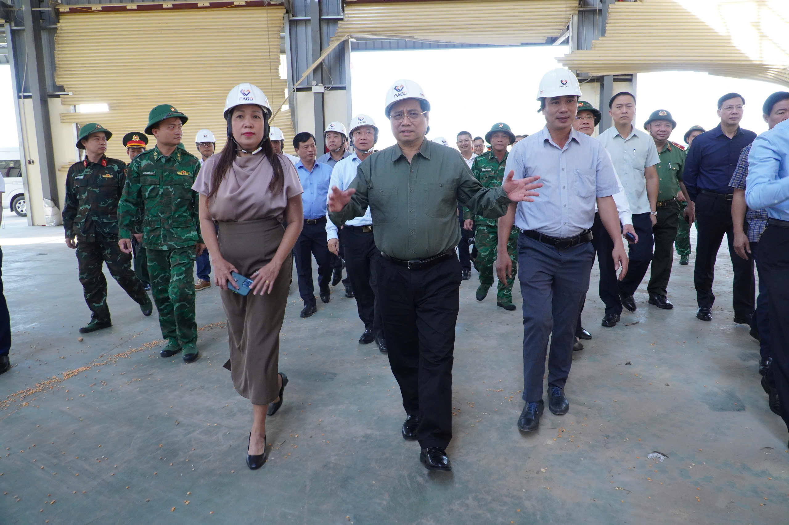 Thủ tướng Phạm Minh Chính thăm người dân làng chài mất nhà sau bão Kalmaegi  - Ảnh 1.