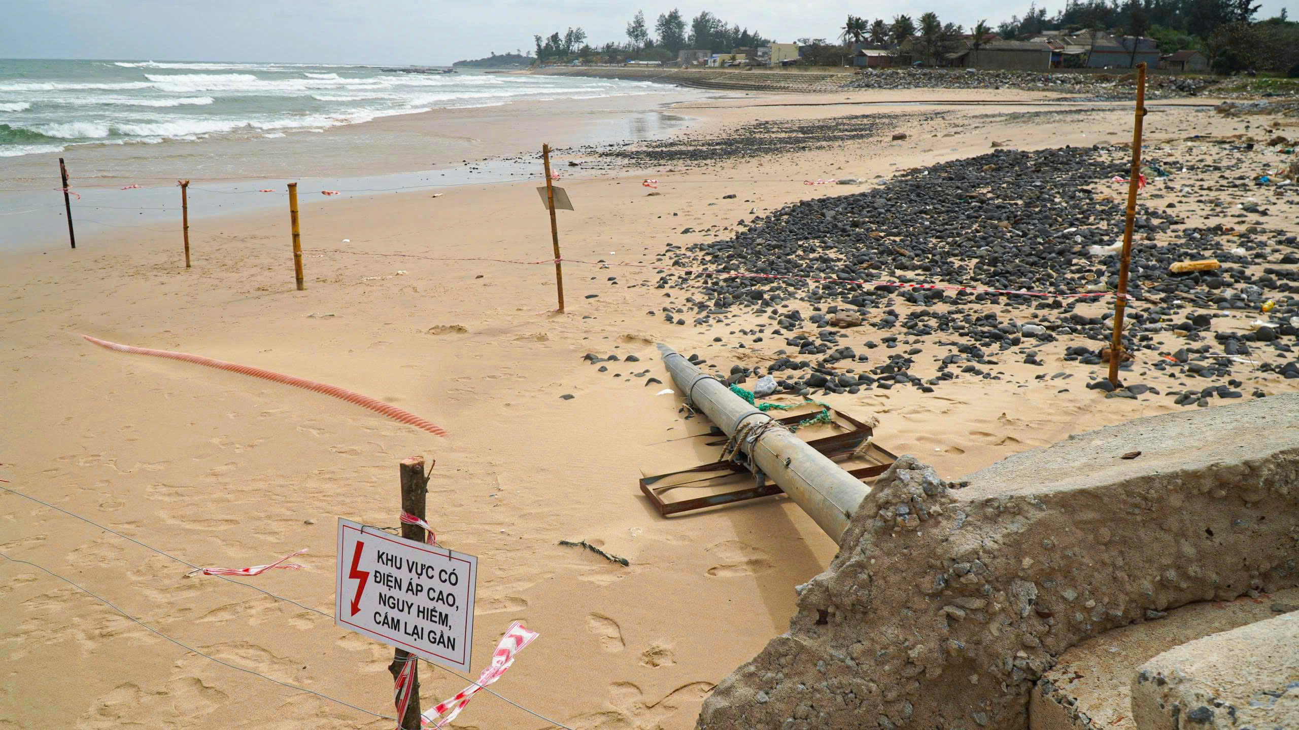 Sóng đánh sạt lở, lộ tuyến cáp ngầm xuyên biển cấp điện cho đặc khu Lý Sơn - Ảnh 2.