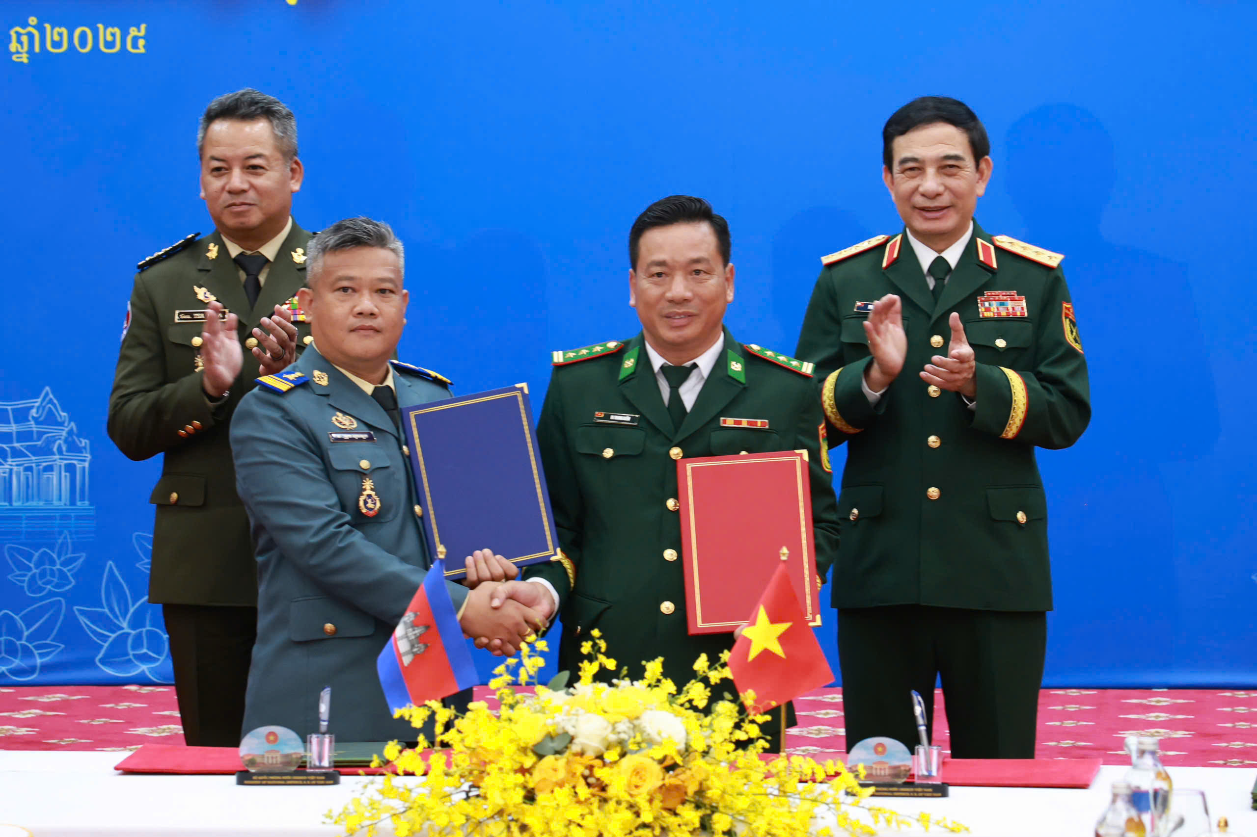 Giao lưu hữu nghị quốc phòng biên giới Việt Nam - Campuchia - Ảnh 16.