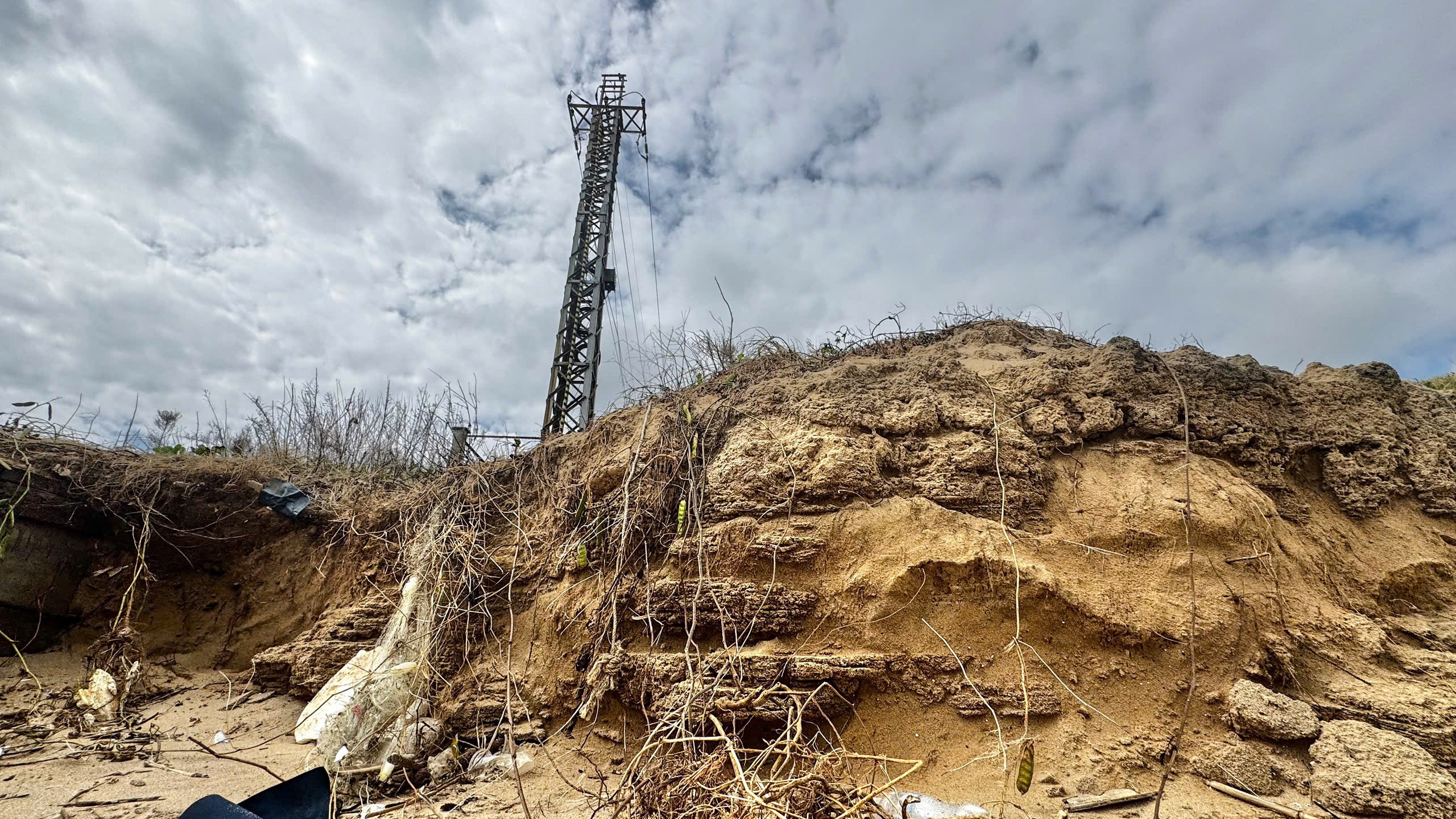 Sóng đánh sạt lở, lộ tuyến cáp ngầm xuyên biển cấp điện cho đặc khu Lý Sơn - Ảnh 1.