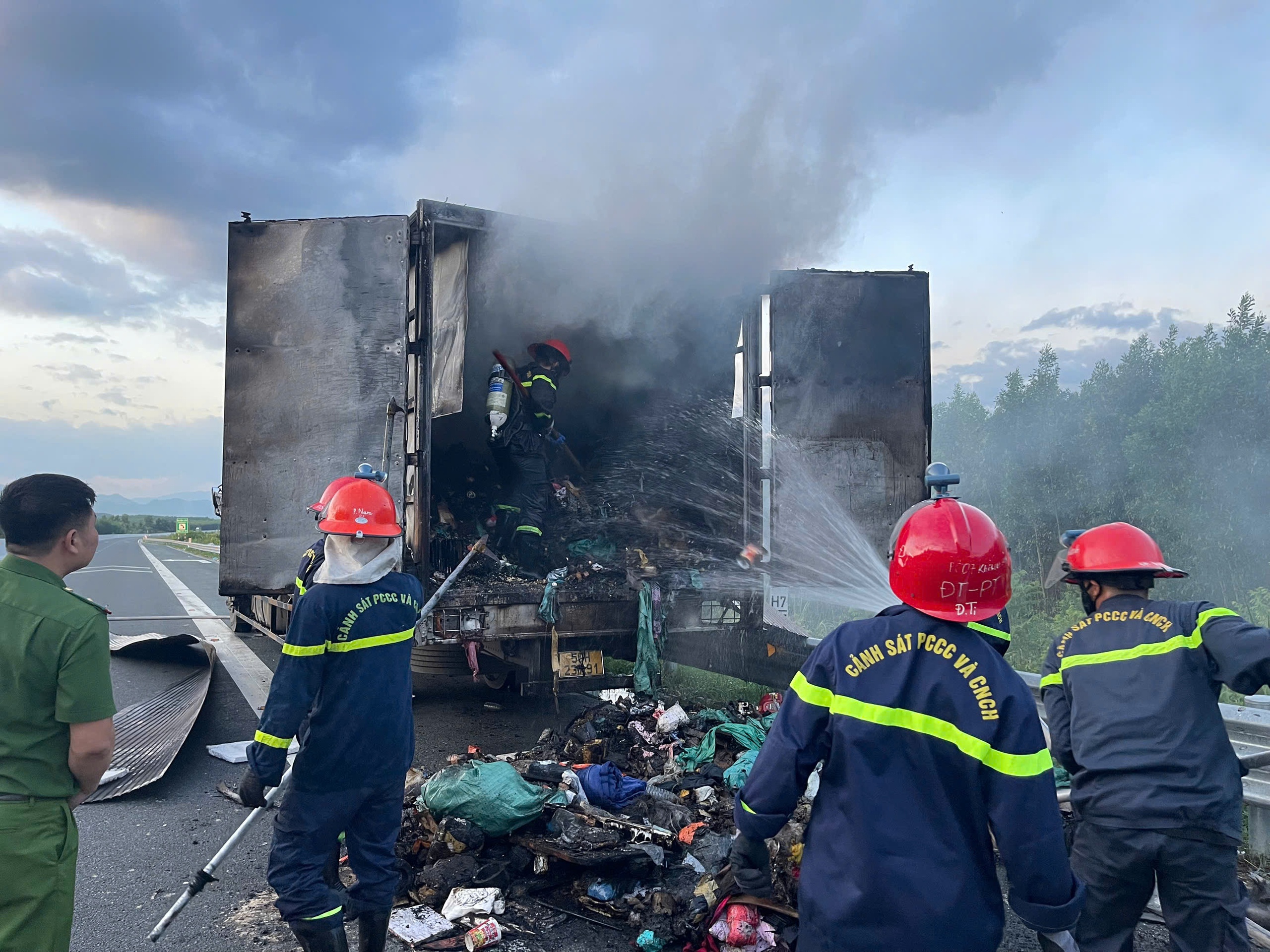 Xe tải bất ngờ bốc cháy trên cao tốc Vân Phong - Nha Trang- Ảnh 1.