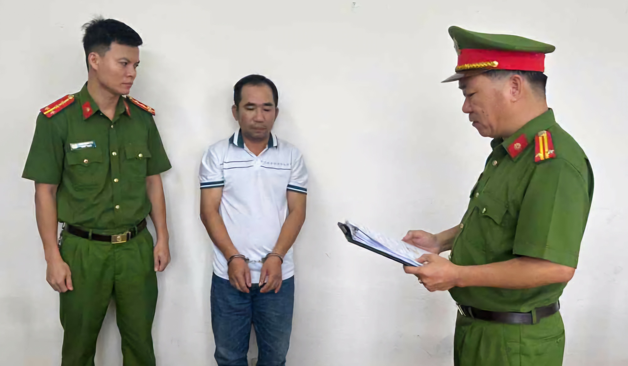 Bắt tạm giam người đàn ông dùng dao đâm bạn nhậu- Ảnh 1.