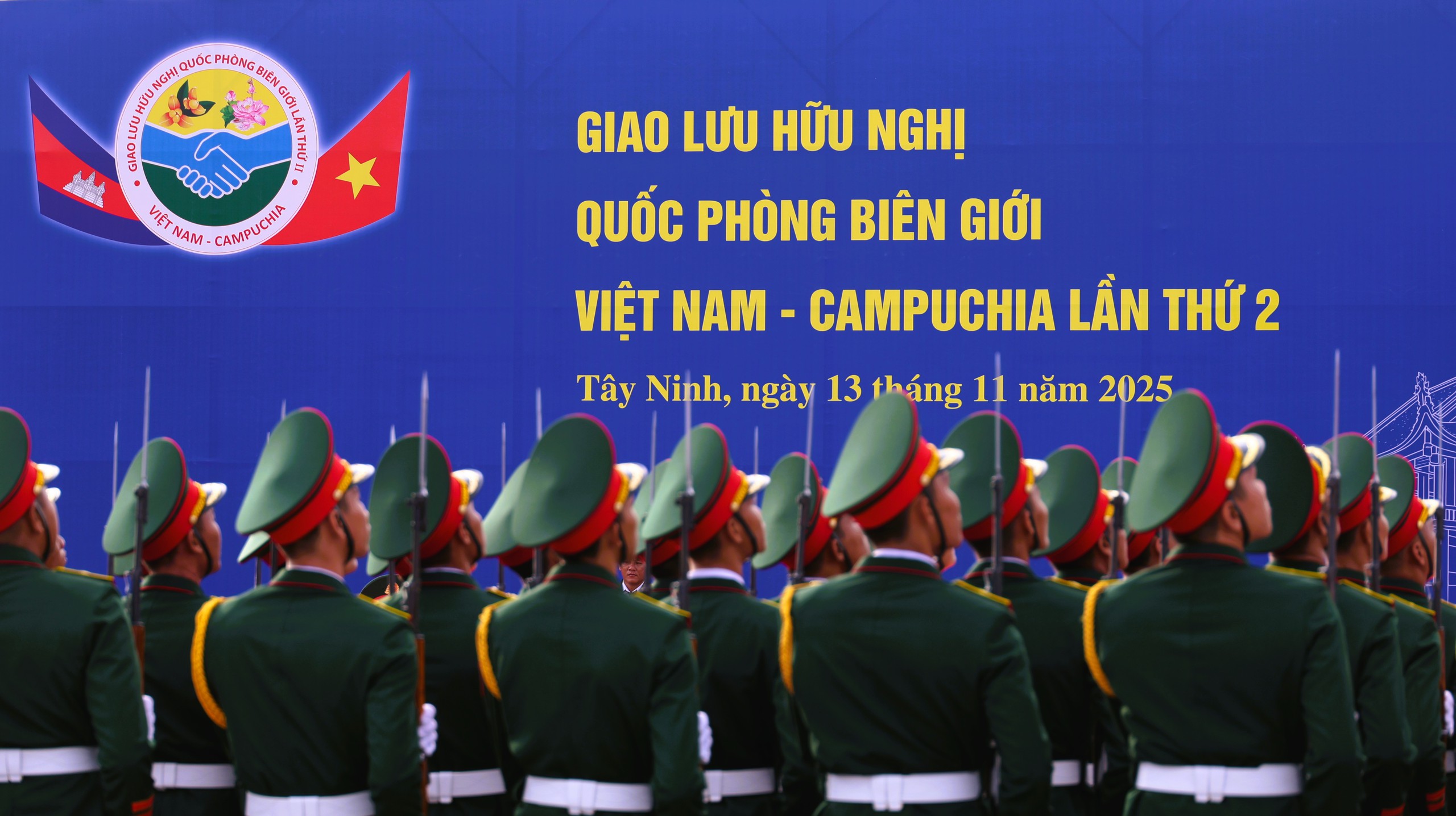 Đại tướng Phan Văn Giang đồng chủ trì giao lưu biên giới Việt Nam - Campuchia - Ảnh 1.