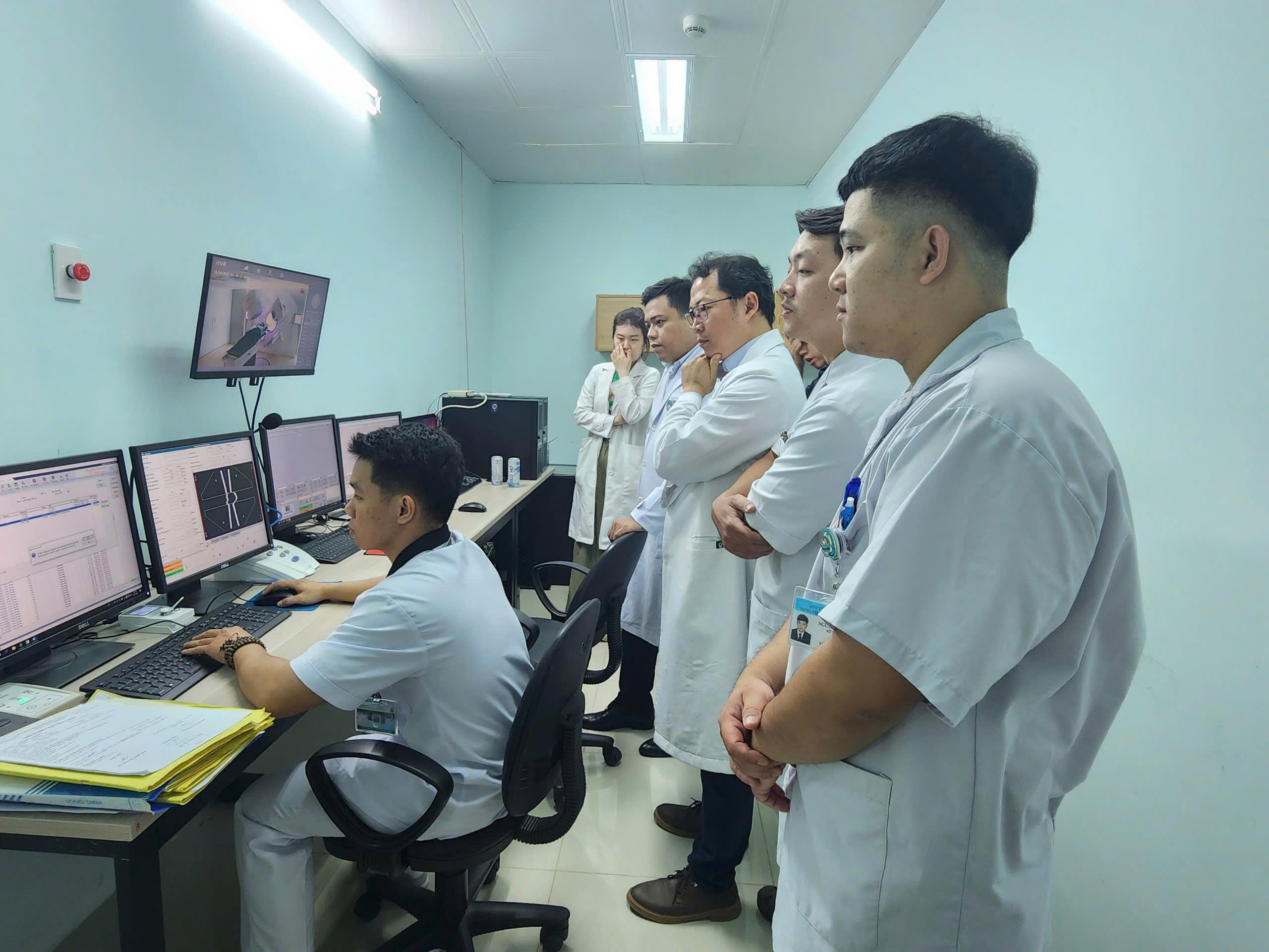 Bệnh Viện Đa Khoa Vĩnh Long Phát Tia Xạ Trị Đầu Tiên - Ảnh 2.