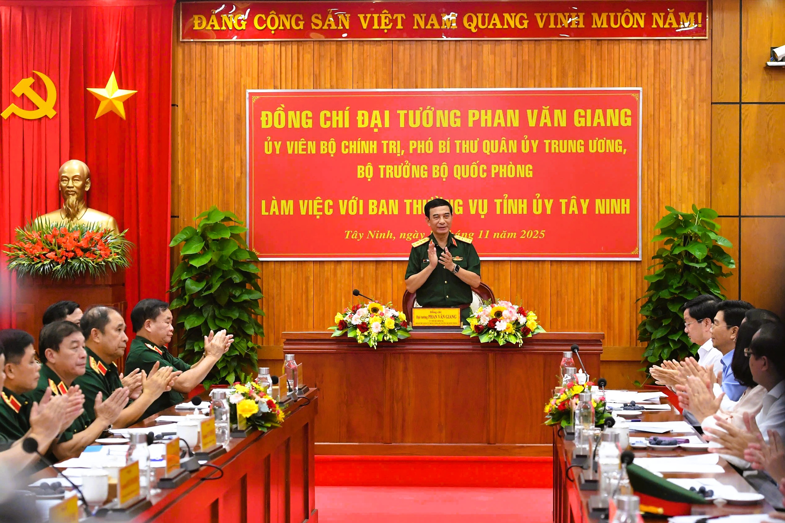 Đại tướng Phan Văn Giang đồng chủ trì giao lưu biên giới Việt Nam - Campuchia - Ảnh 1.