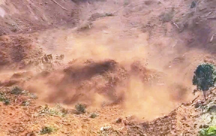 Sạt lở núi đá chảy như thác ở ĐàNẵng: Di dời khẩn cấp hàng chục hộ dân- Ảnh 2.