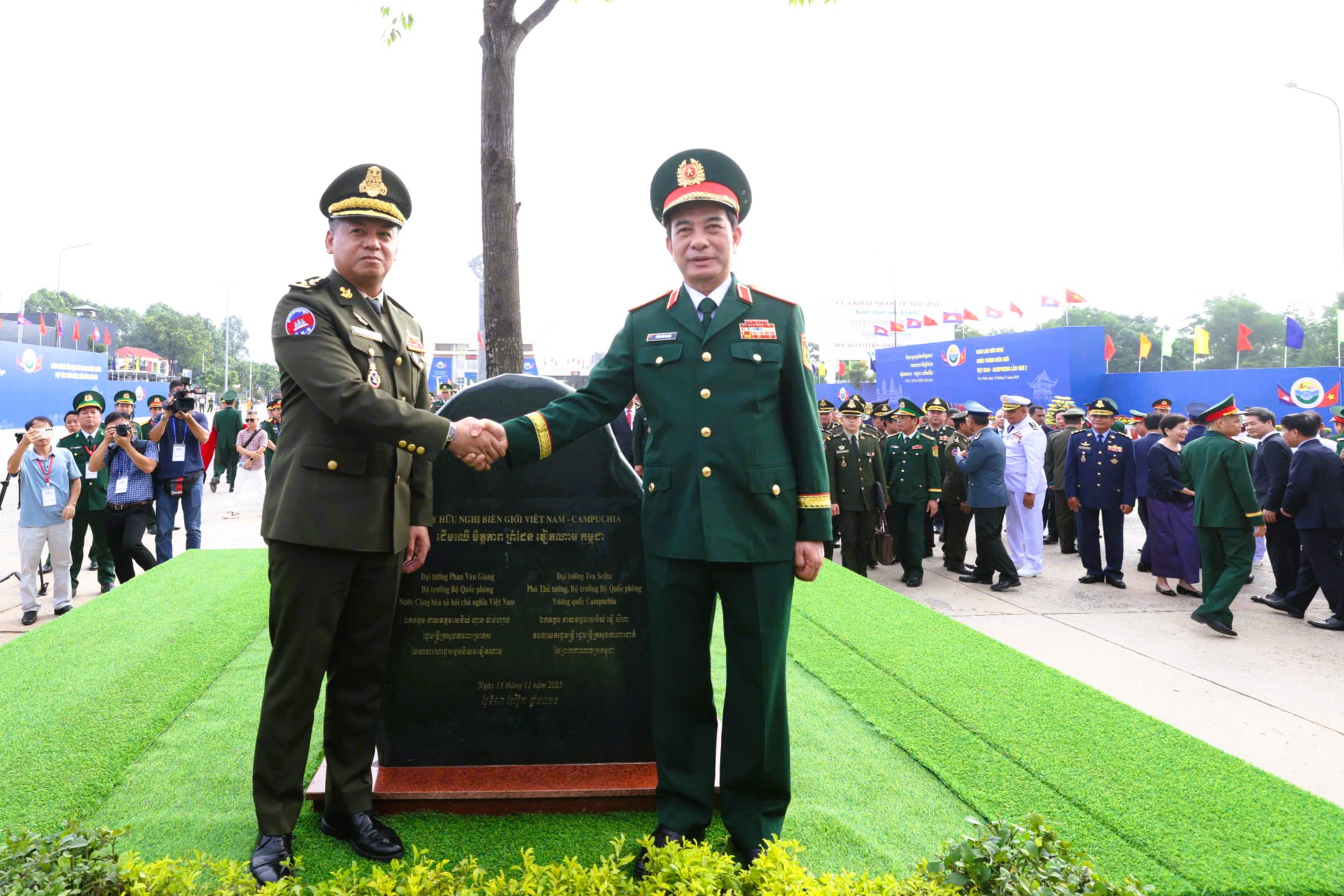 Đại tướng Phan Văn Giang đồng chủ trì giao lưu biên giới Việt Nam - Campuchia - Ảnh 3.
