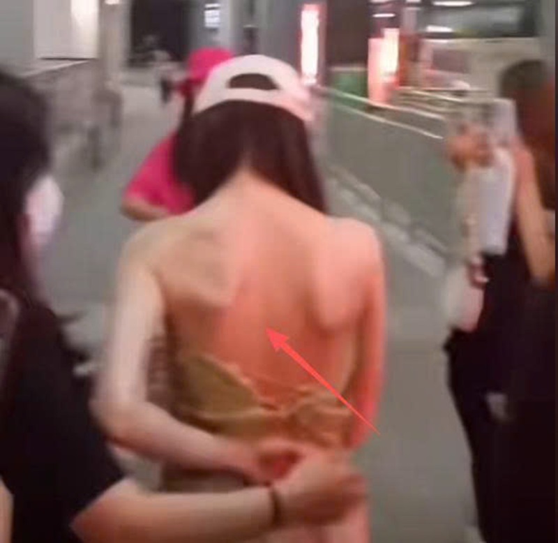 Sức khỏe Địch Lệ Nhiệt Ba suy kiệt giữa tin đồn bí mật sinh con - Ảnh 2.