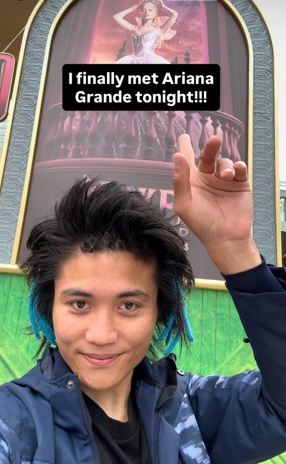 Ariana Grande bị tấn công trên thảm đỏ - Ảnh 3.