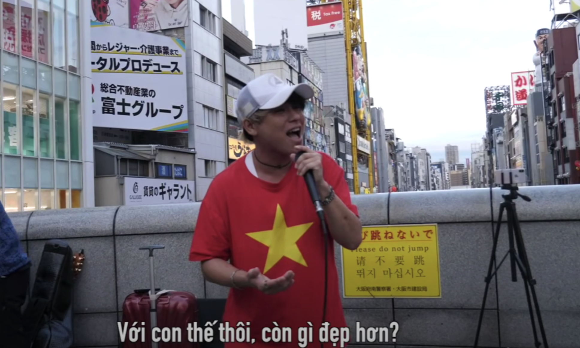 ¿Quién es el japonés que lleva una bandera roja con una estrella amarilla y canta canciones vietnamitas y que está causando revuelo? - Foto 1.