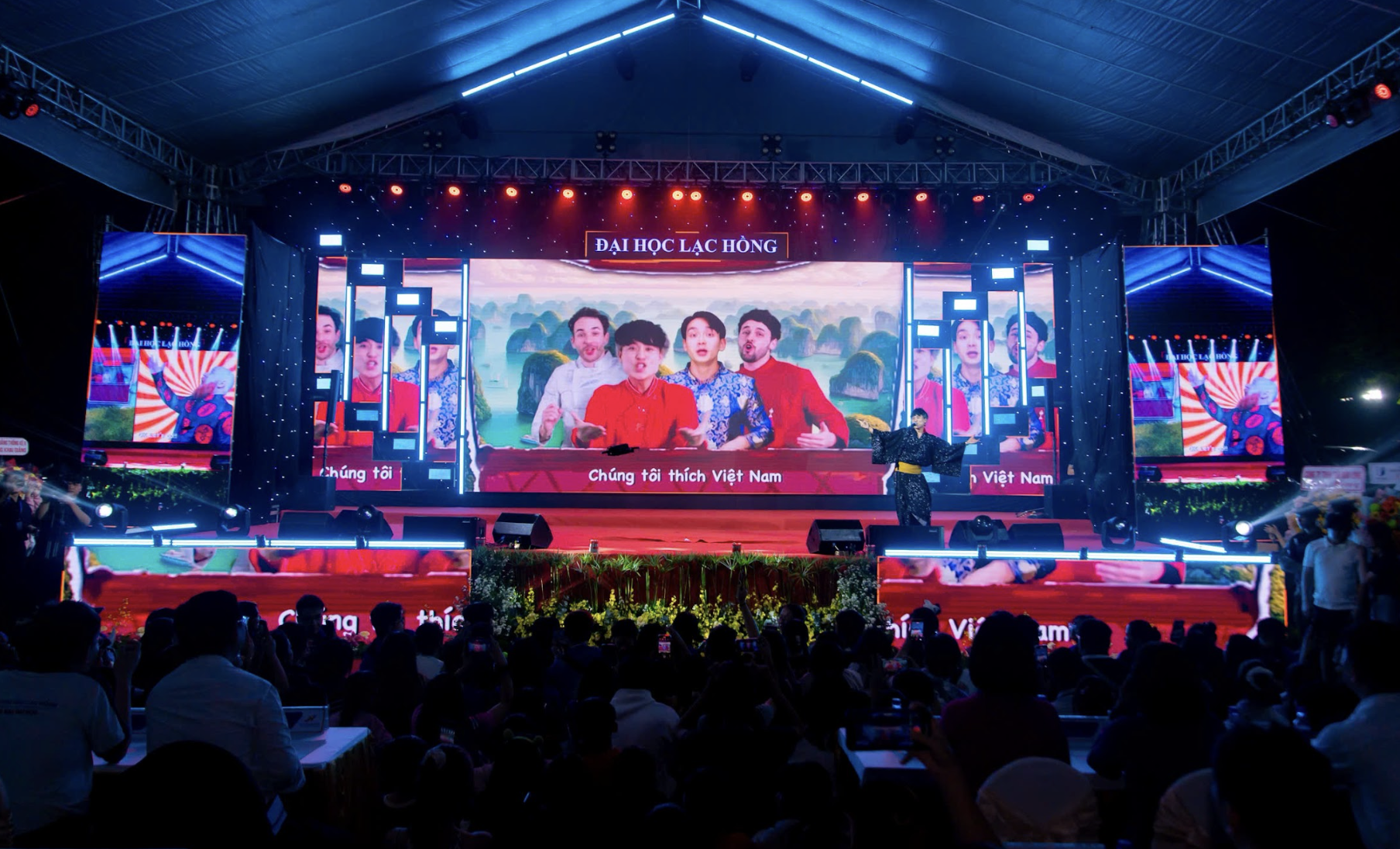 ¿Quién es el japonés que lleva una bandera roja con una estrella amarilla y canta canciones vietnamitas y que está causando revuelo? - Foto 2.