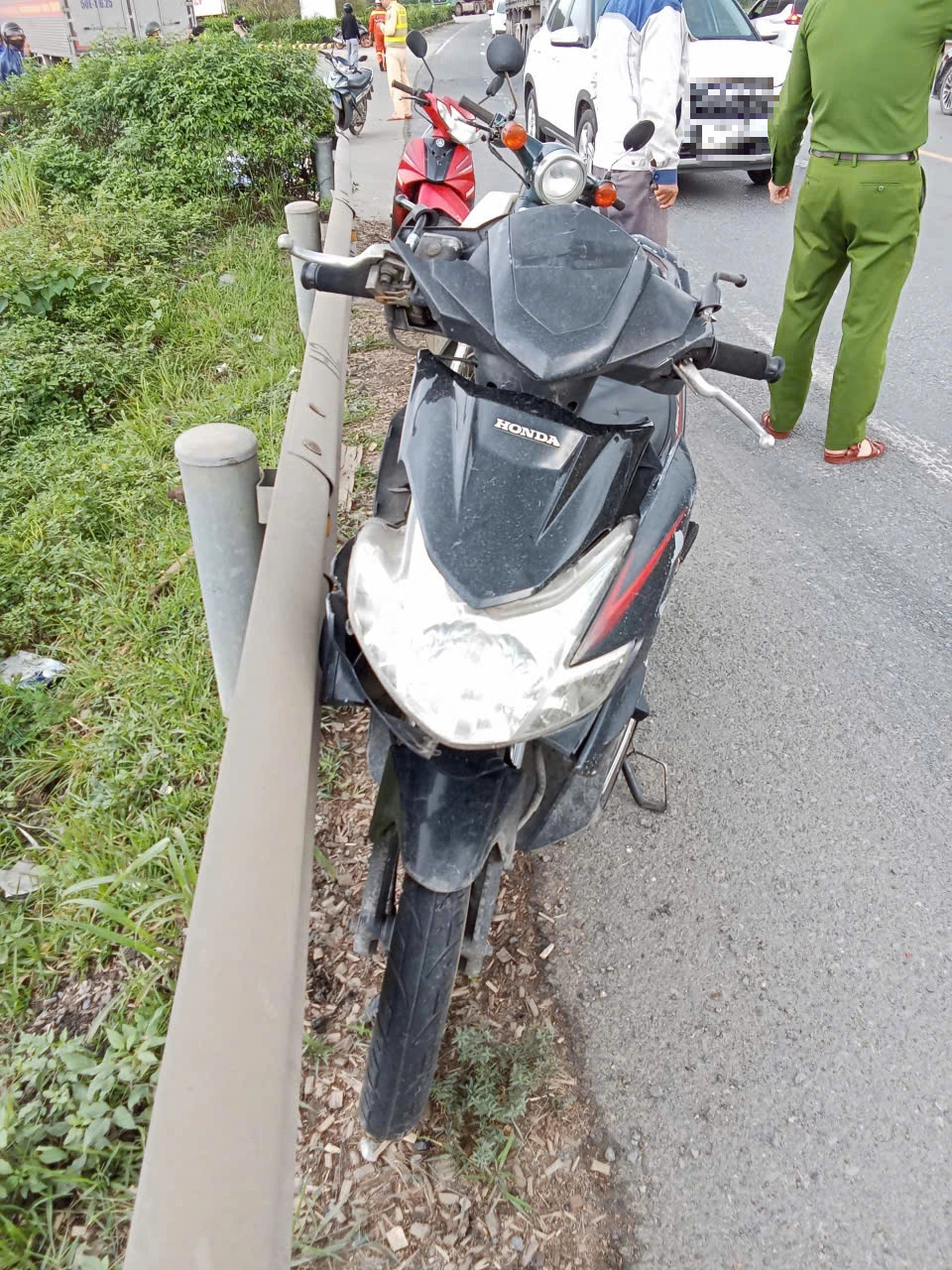 TP.Huế: Va chạm mạnh với xe tải trên QL1, 2 người đi xe máy tử vong - Ảnh 2. TP.Huế: Tai nạn trên quốc lộ 1 khiến 2 người tử vong - Ảnh 1.