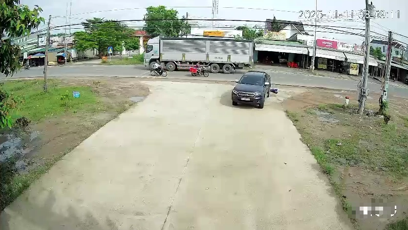 Ô tô cán hai cụ già rồi chở đi cấp cứu, không trình báo- Ảnh 2.