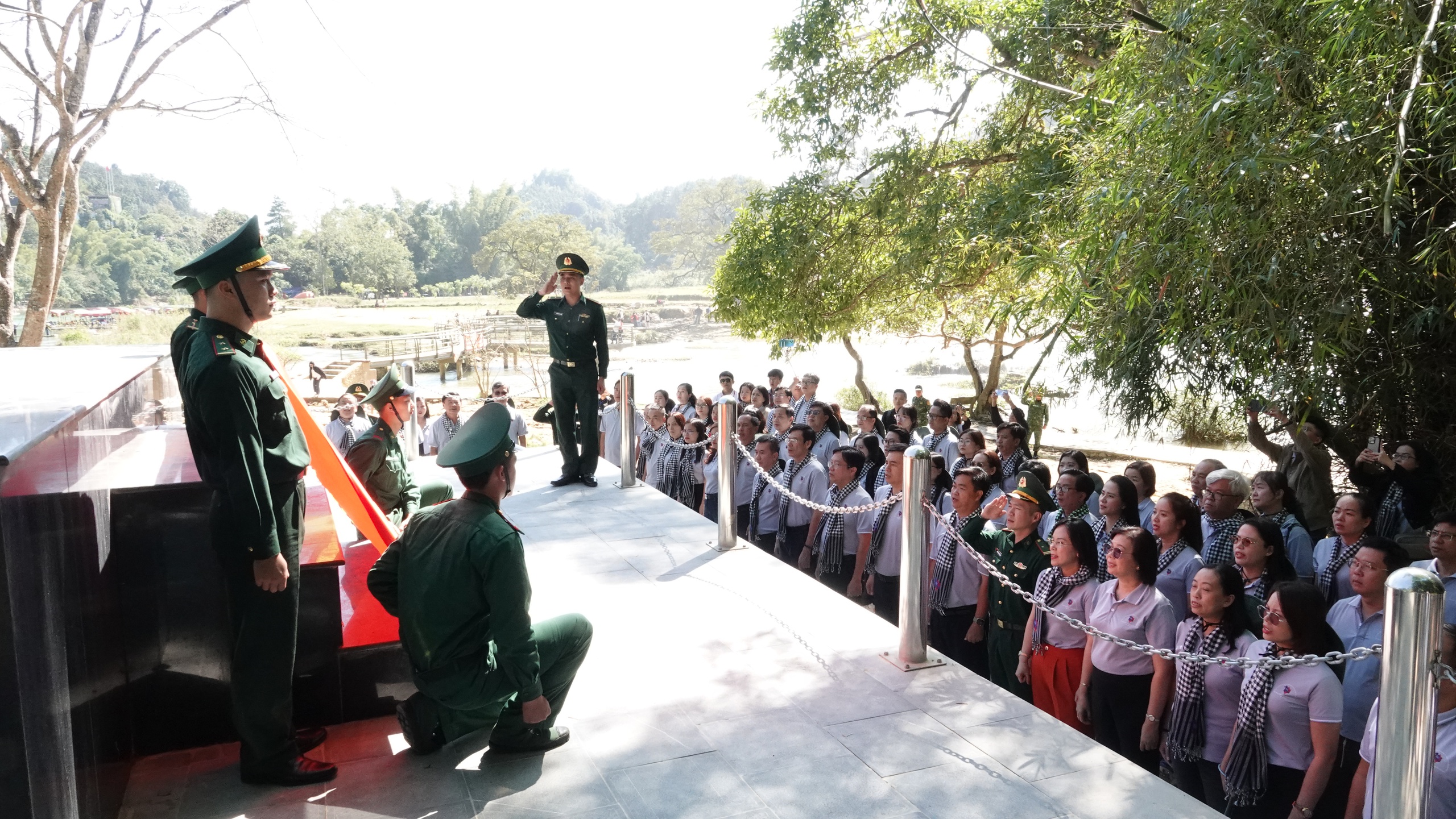Đoàn tuyên giáo, báo chí TP.HCM tặng quà 2 xã biên giới của tỉnh Cao Bằng - Ảnh 3.
