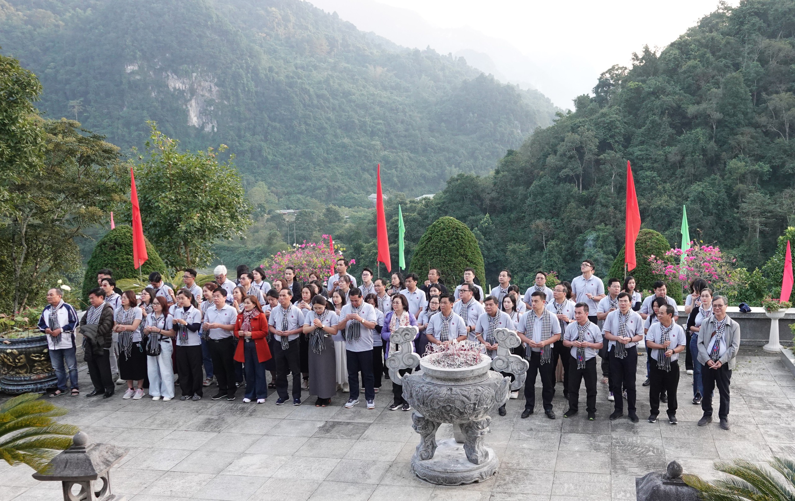 Đoàn tuyên giáo, báo chí TP.HCM tặng quà 2 xã biên giới của tỉnh Cao Bằng - Ảnh 4.