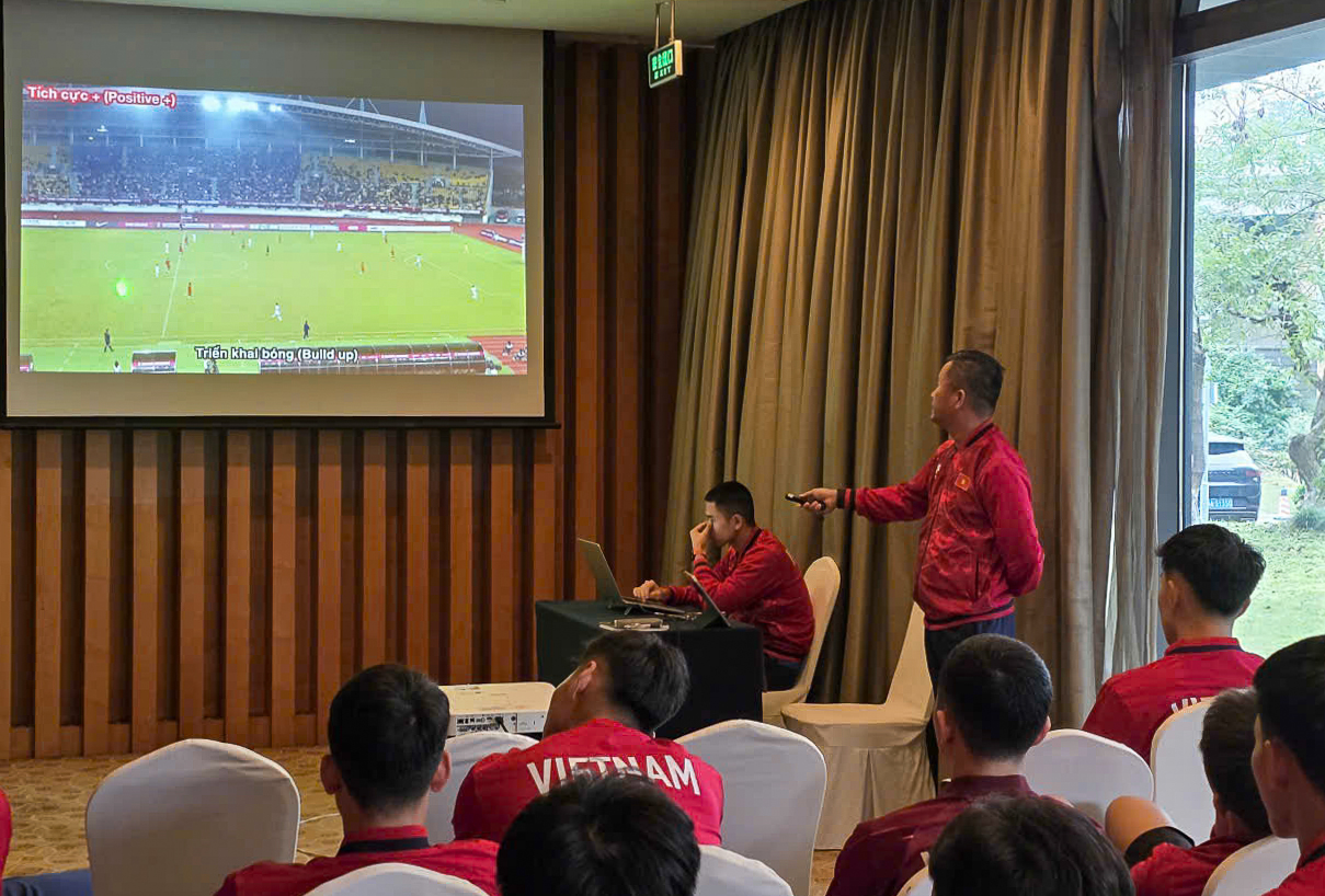 Az U23-as Vietnam elemezte a Kína elleni mérkőzést, és az U23-as Üzbegisztán legyőzését tervezte - 1. kép U.23 Việt Nam mổ băng trận thắng Trung Quốc, lên kế hoạch tác chiến đánh bại U.23 Uzbekistan- Ảnh 1.