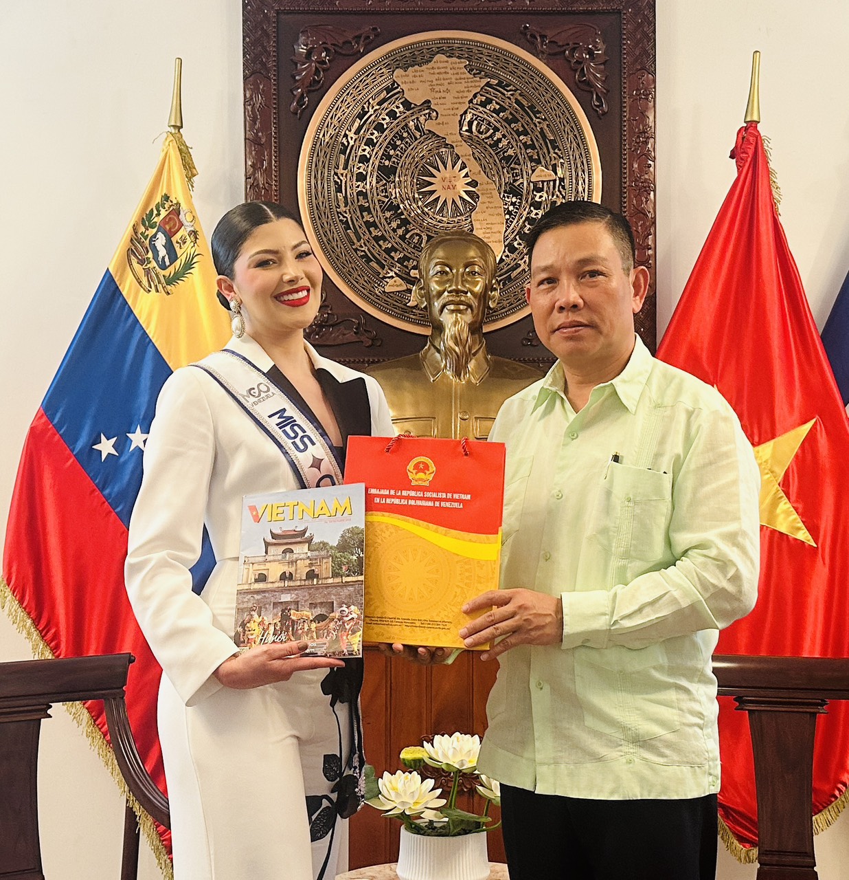 Hoa hậu Venezuela khám phá văn hóa Việt Nam qua ẩm thực và trang phục truyền thống - Ảnh 3. Hoa hậu Venezuela khám phá văn hóa Việt Nam qua ẩm thực và trang phục truyền thống - Ảnh 3.