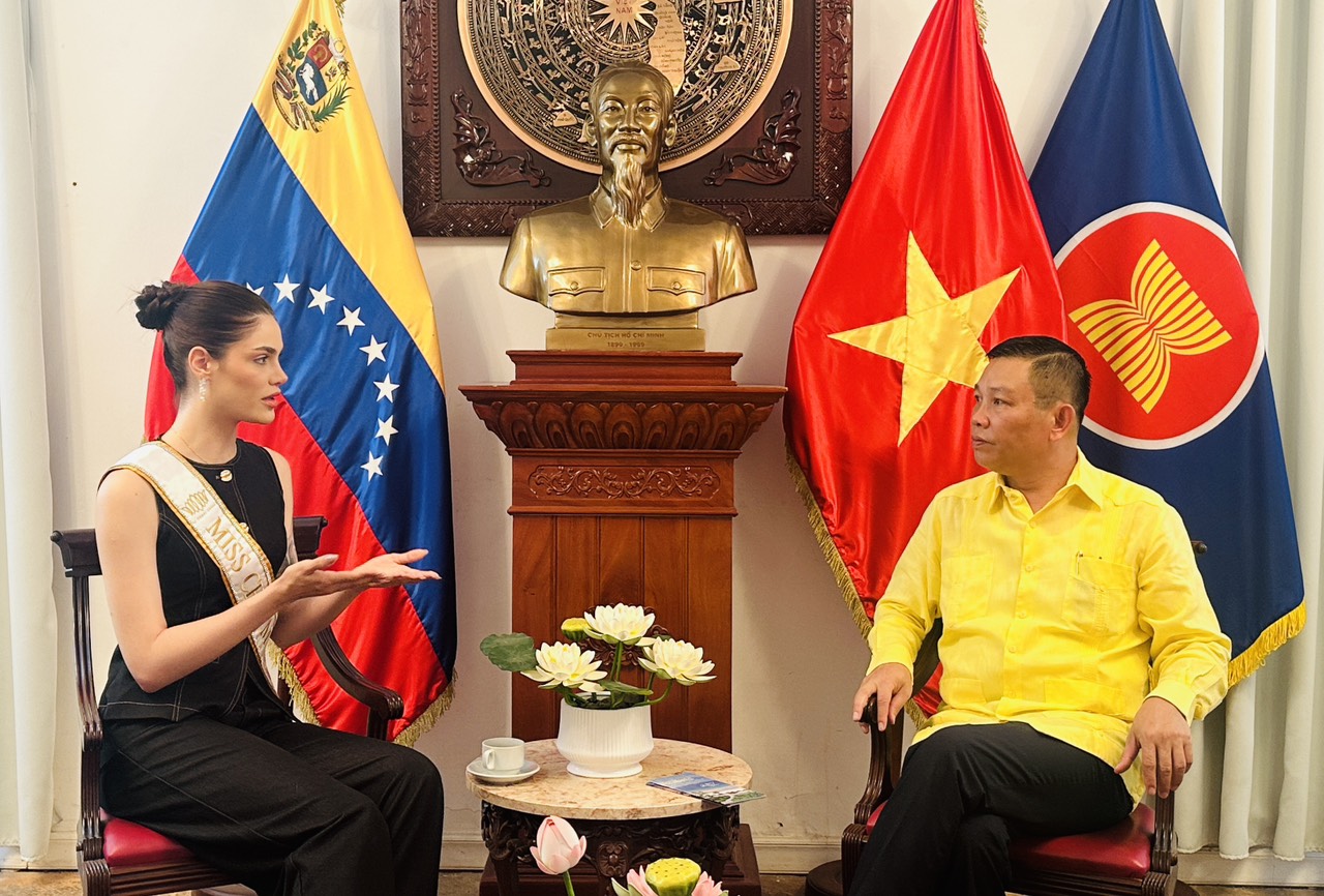 Hoa hậu Venezuela khám phá văn hóa Việt Nam qua ẩm thực và trang phục truyền thống - Ảnh 1. Hoa hậu Venezuela khám phá văn hóa Việt Nam qua ẩm thực và trang phục truyền thống - Ảnh 1.