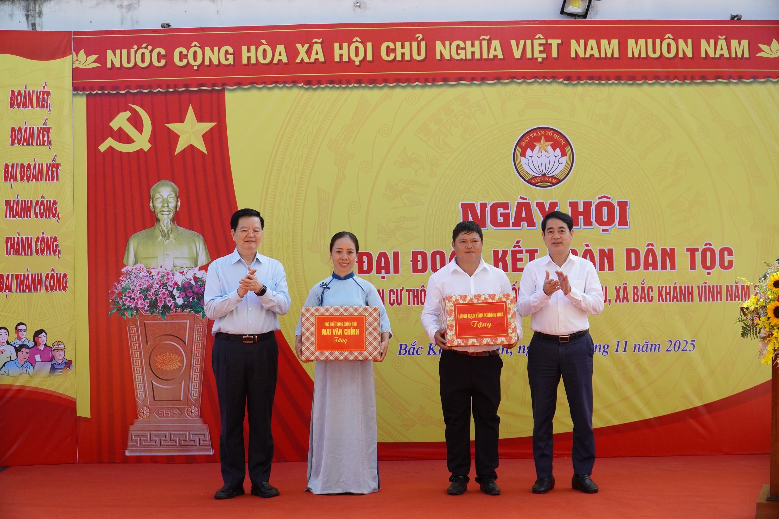 Phó thủ tướng Mai Văn Chính dự Ngày hội Đại đoàn kết toàn dân tộc Khánh Hòa - Ảnh 2.