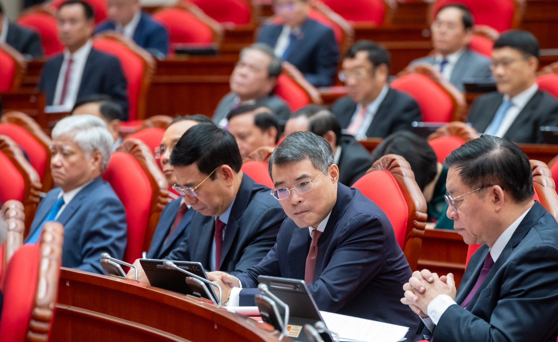 បន្តរៀបចំសាលារៀន មន្ទីរពេទ្យ សហគ្រាសរដ្ឋ ភូមិ និងក្រុមលំនៅដ្ឋាន - រូបថត ១. Tiếp tục sắp xếp trường học, bệnh viện, doanh nghiệp nhà nước, thôn, tổ dân phố- Ảnh 1.