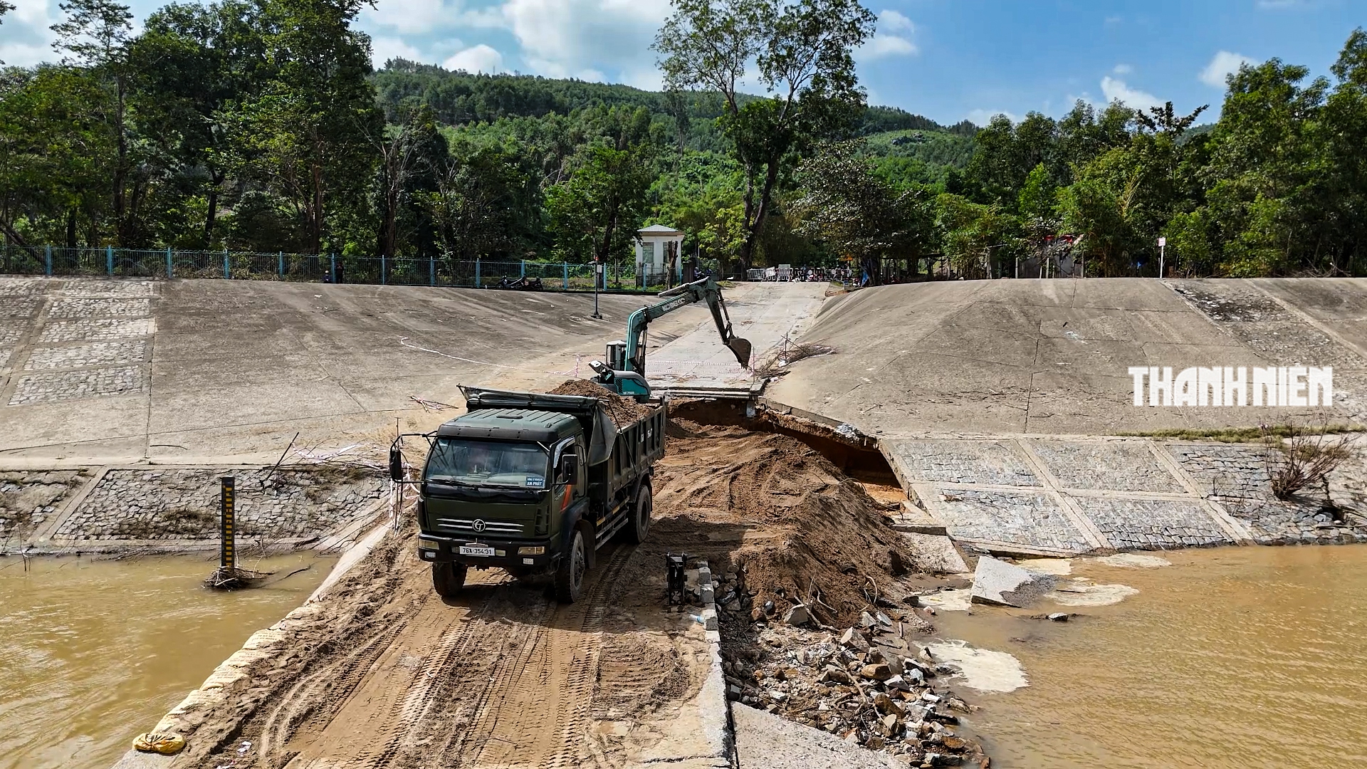 Cận cảnh cầu tràn Thạch Nham sụt lún sau lũ- Ảnh 9.