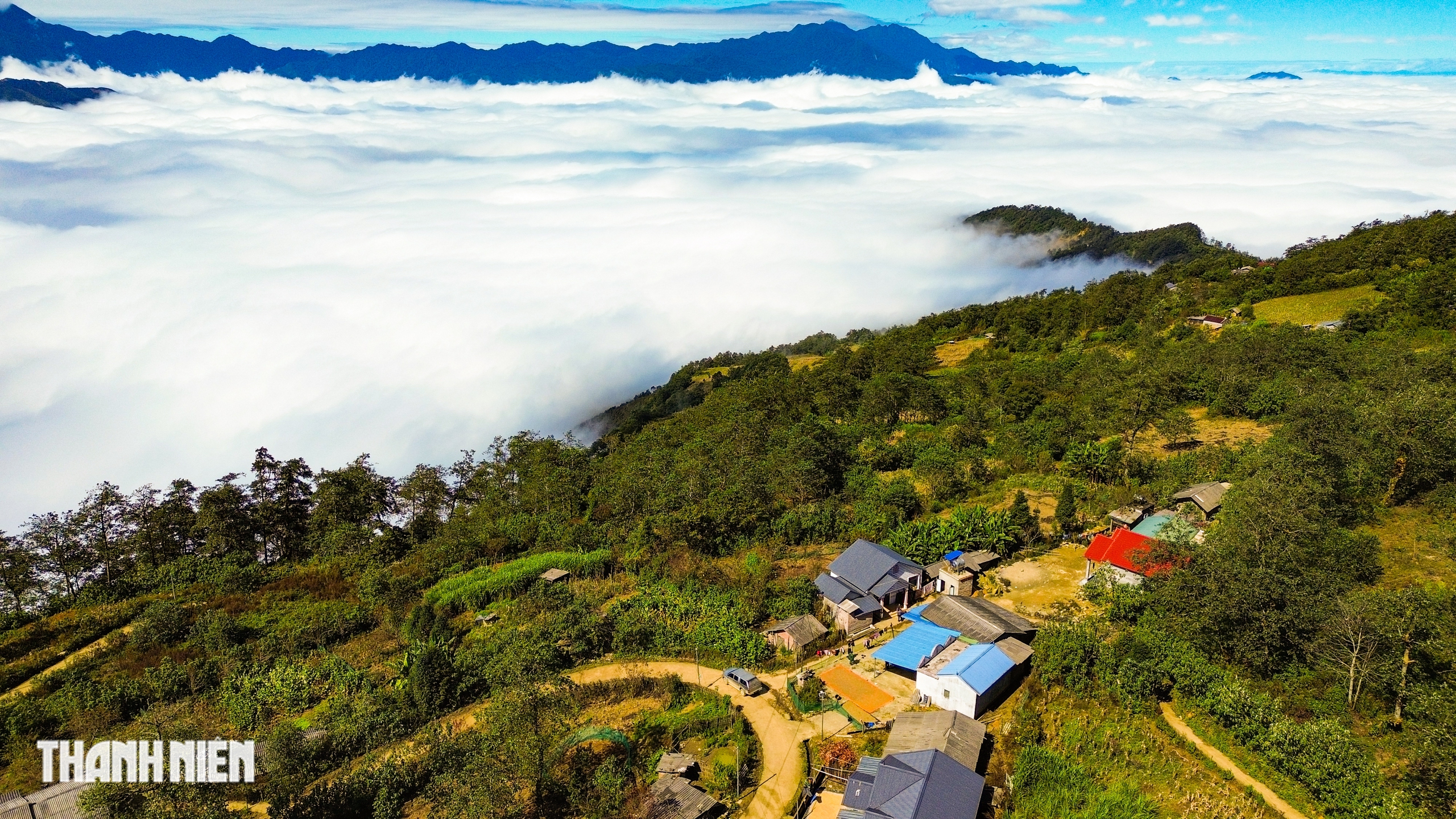 - תמונה 1. Ngắm 'biển mây' cuộn trào ở ngôi làng cao nhất Việt Nam - Ảnh 1.