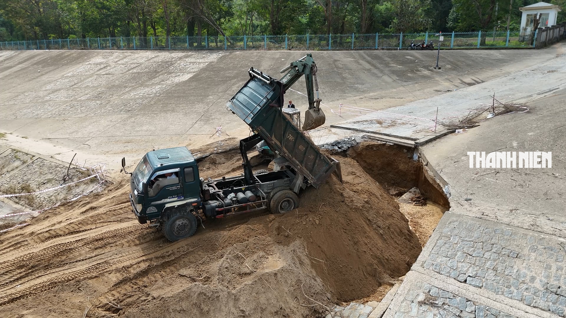 Cận cảnh cầu tràn Thạch Nham sụt lún sau lũ- Ảnh 1.